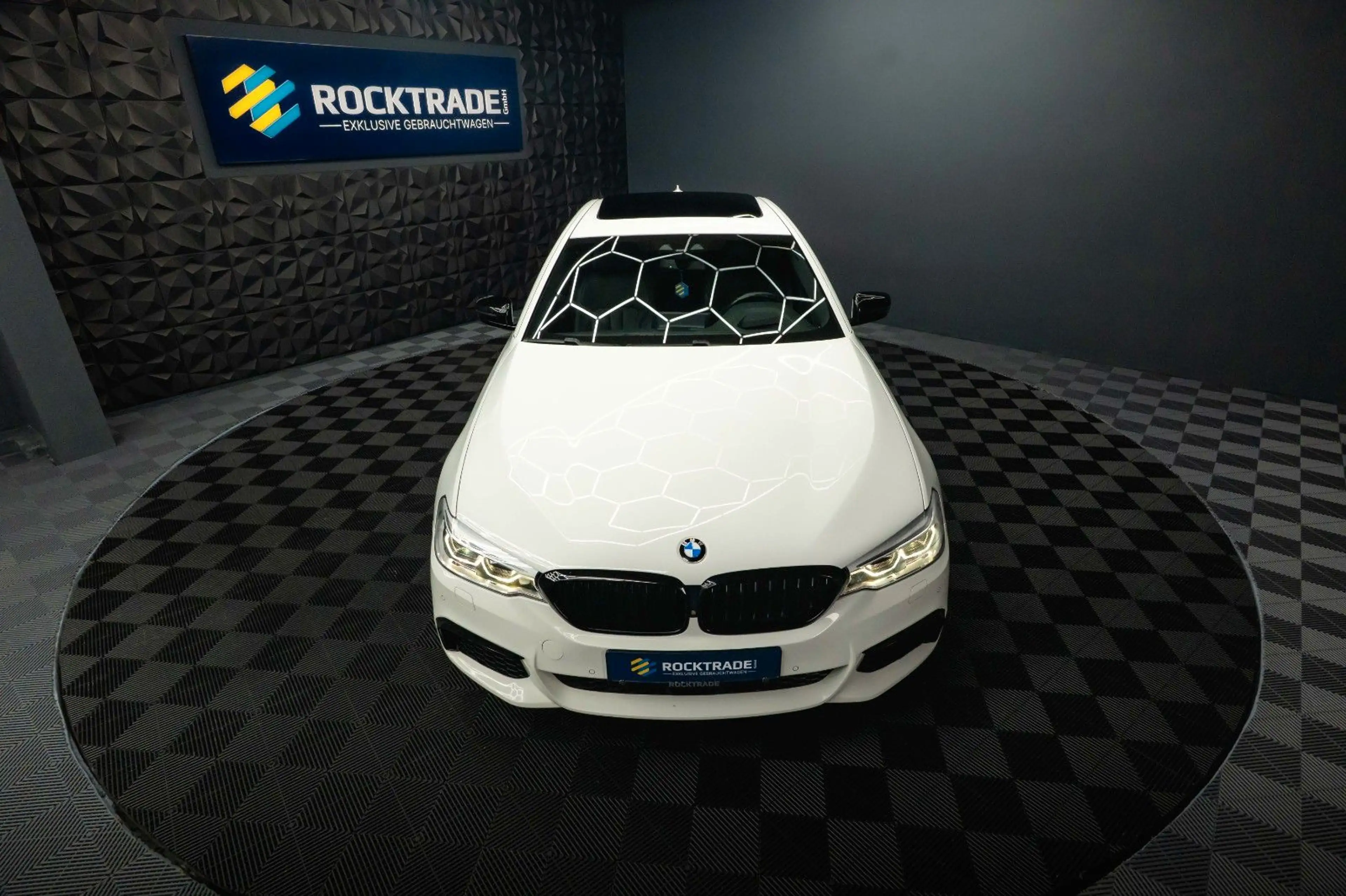 BMW 550 i xDrive M-Performance Shadow *ACC*LED*360* — photo 4