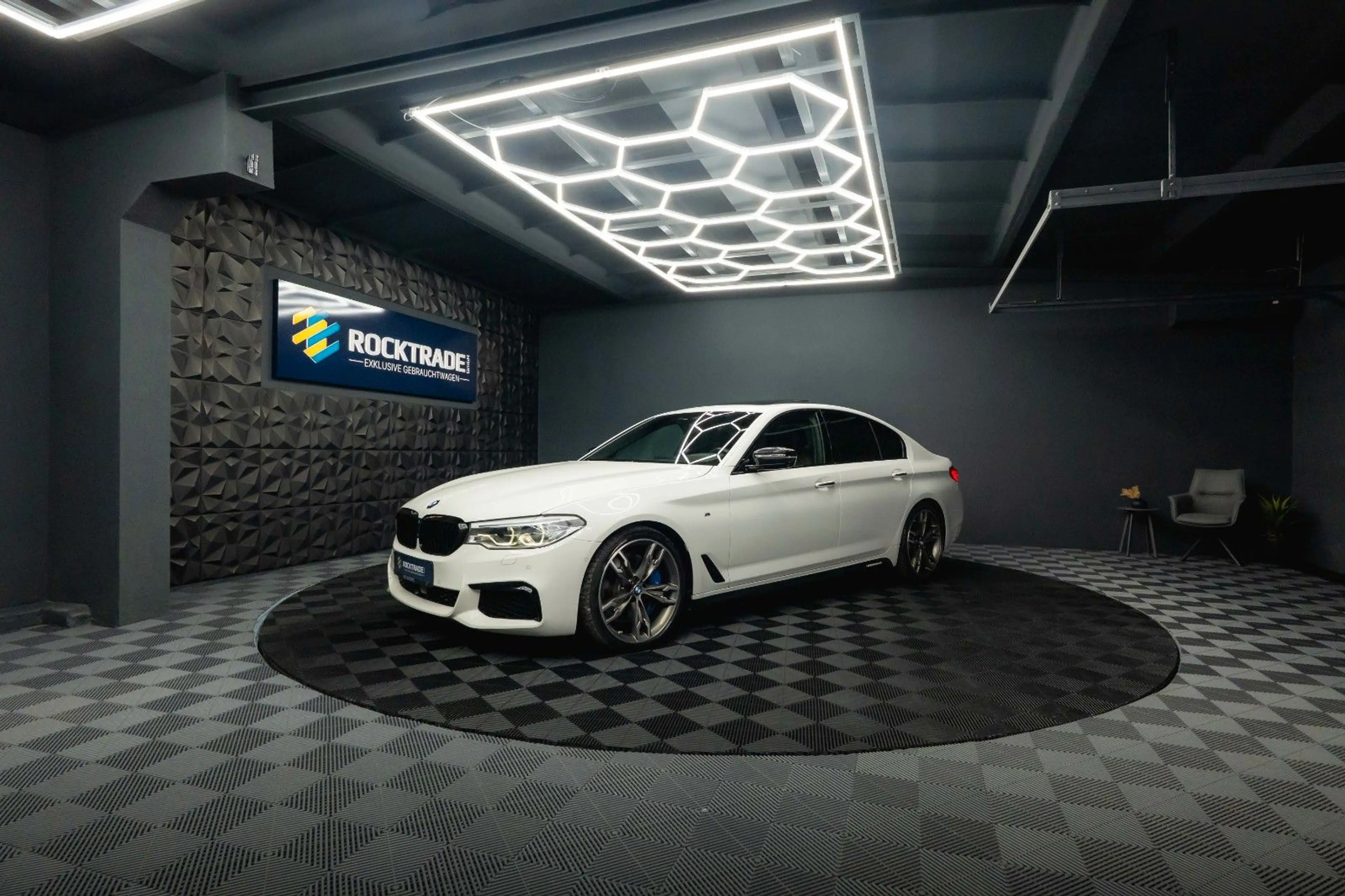 BMW 550 i xDrive M-Performance Shadow *ACC*LED*360* — photo 2