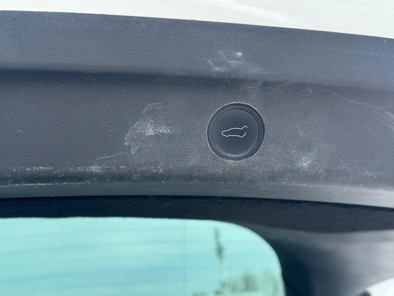 Tesla Model Y снимка Tesla Model Y