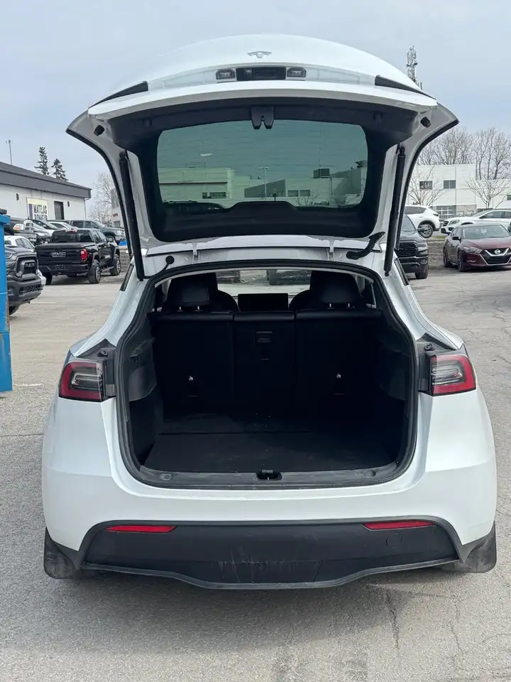 Tesla Model Y снимка Tesla Model Y
