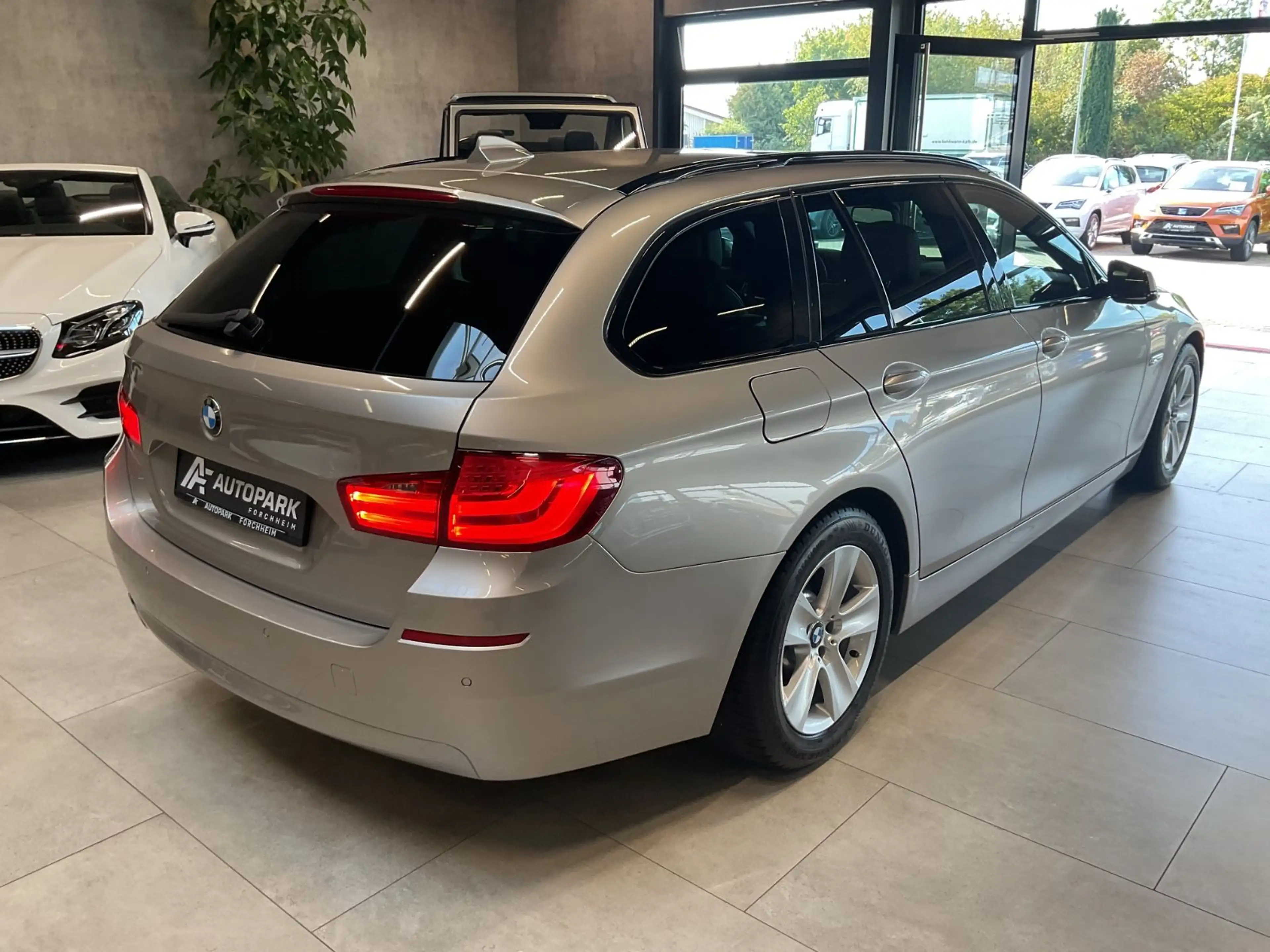 BMW 525 d Touring xDr. AHK HuD Kamera Leder Navi Pano — photo 4