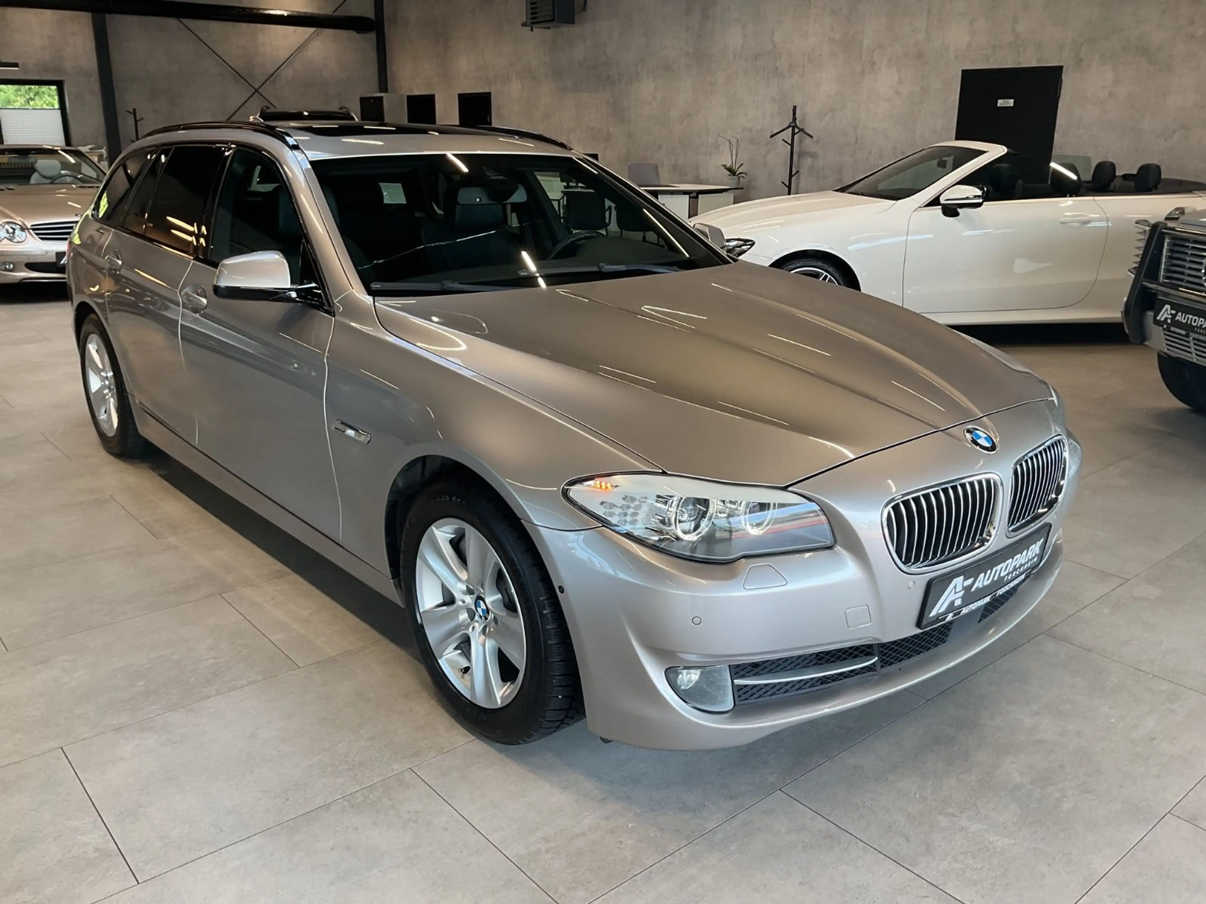 BMW 525 d Touring xDr. AHK HuD Kamera Leder Navi Pano — photo 2