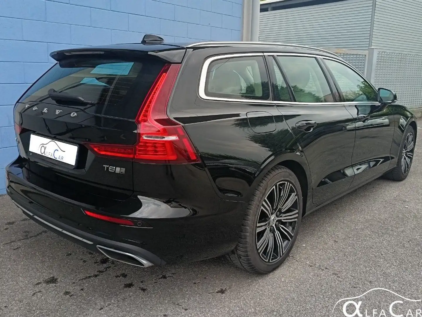 Volvo V60 T8 Twin Engine AWD Geartronic Inscription Black - 2