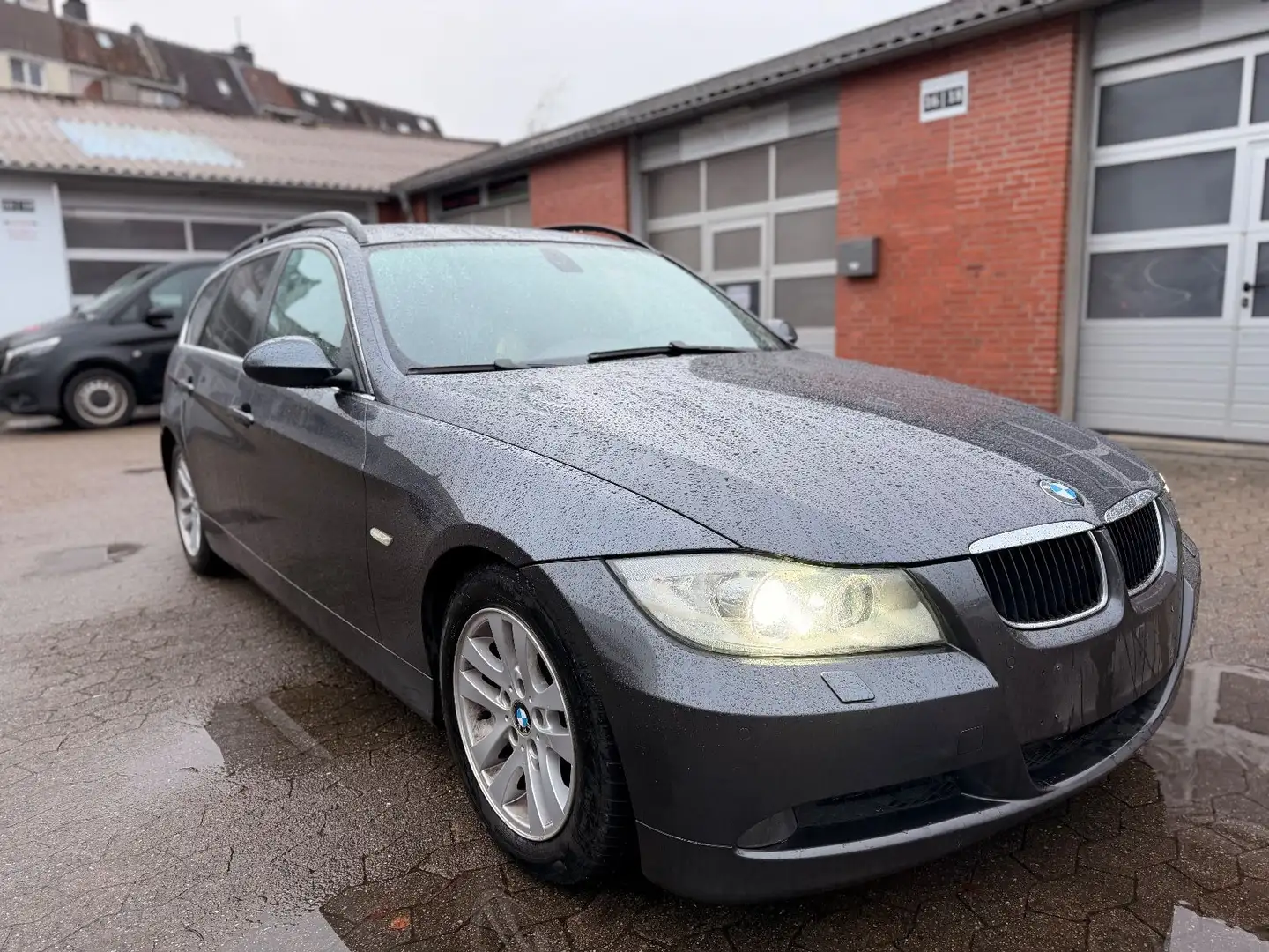 BMW 325 iA Touring*Automatik*Navi-Prof*Panorama*PDC* Grau - 1
