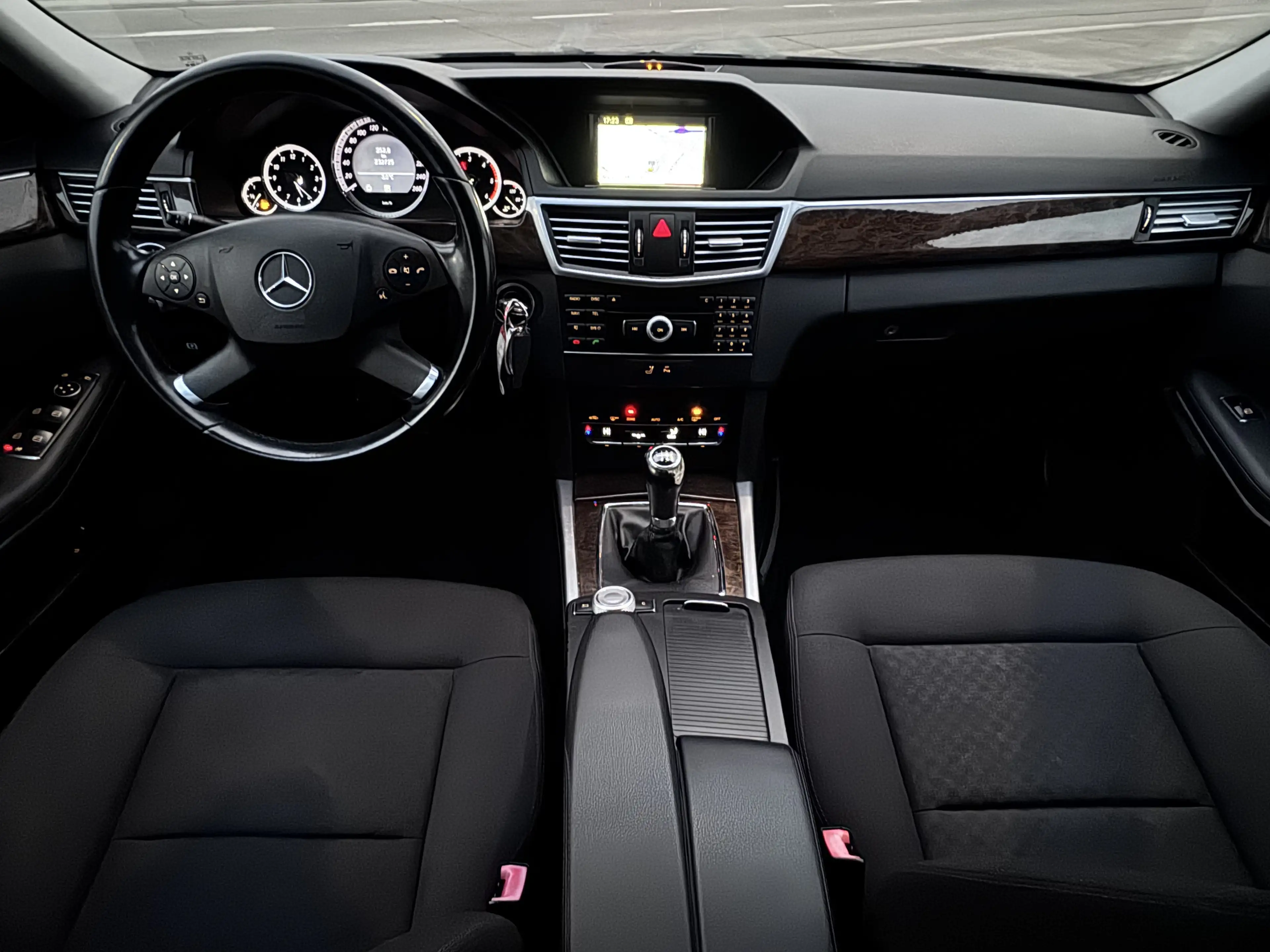 Mercedes-Benz E 220 E 220 T CDI DPF BlueEFFICIENCY Elegance — photo 11