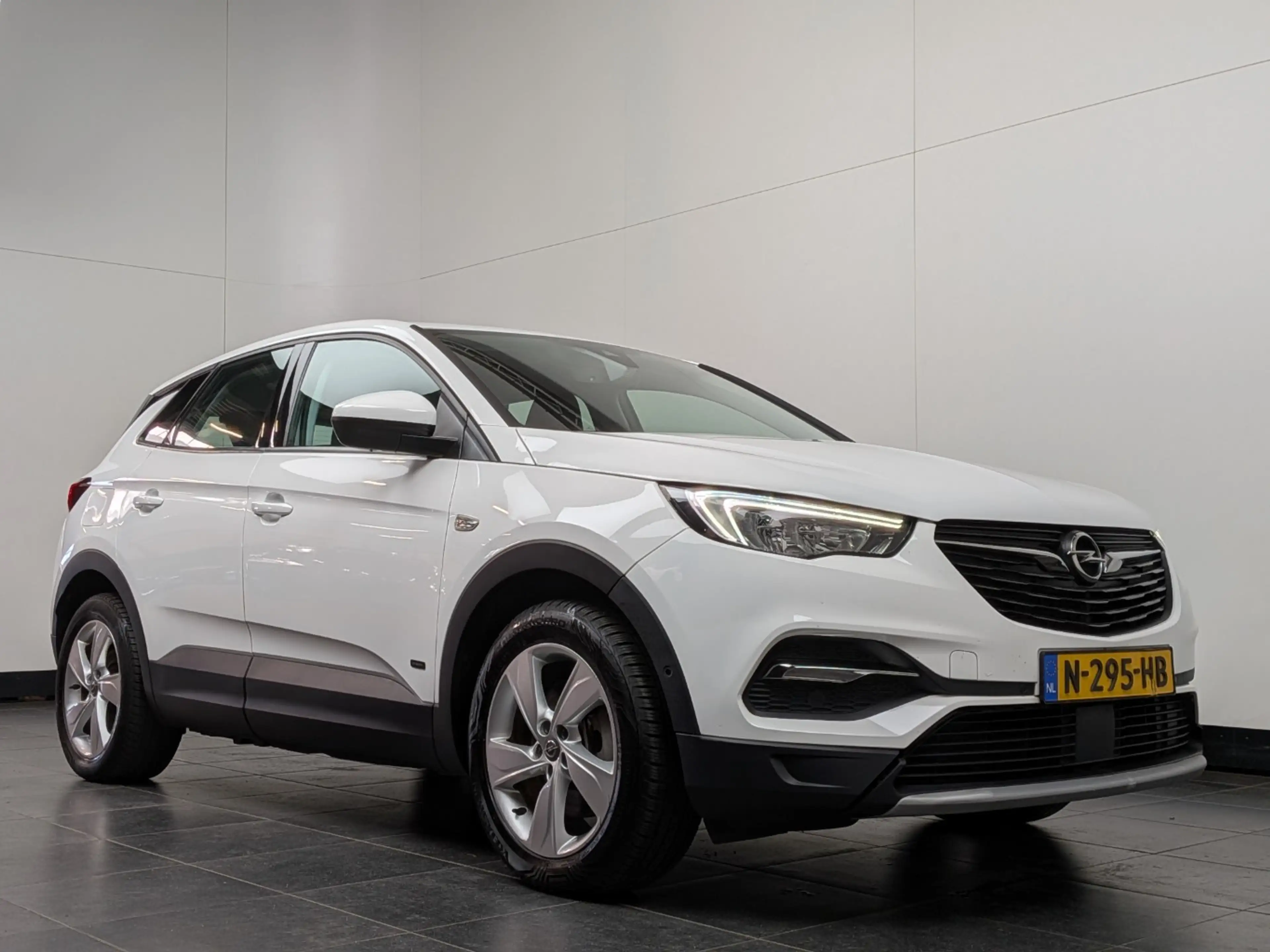 Opel Grandland X 1.6 Turbo Hybrid Elegance — photo 2