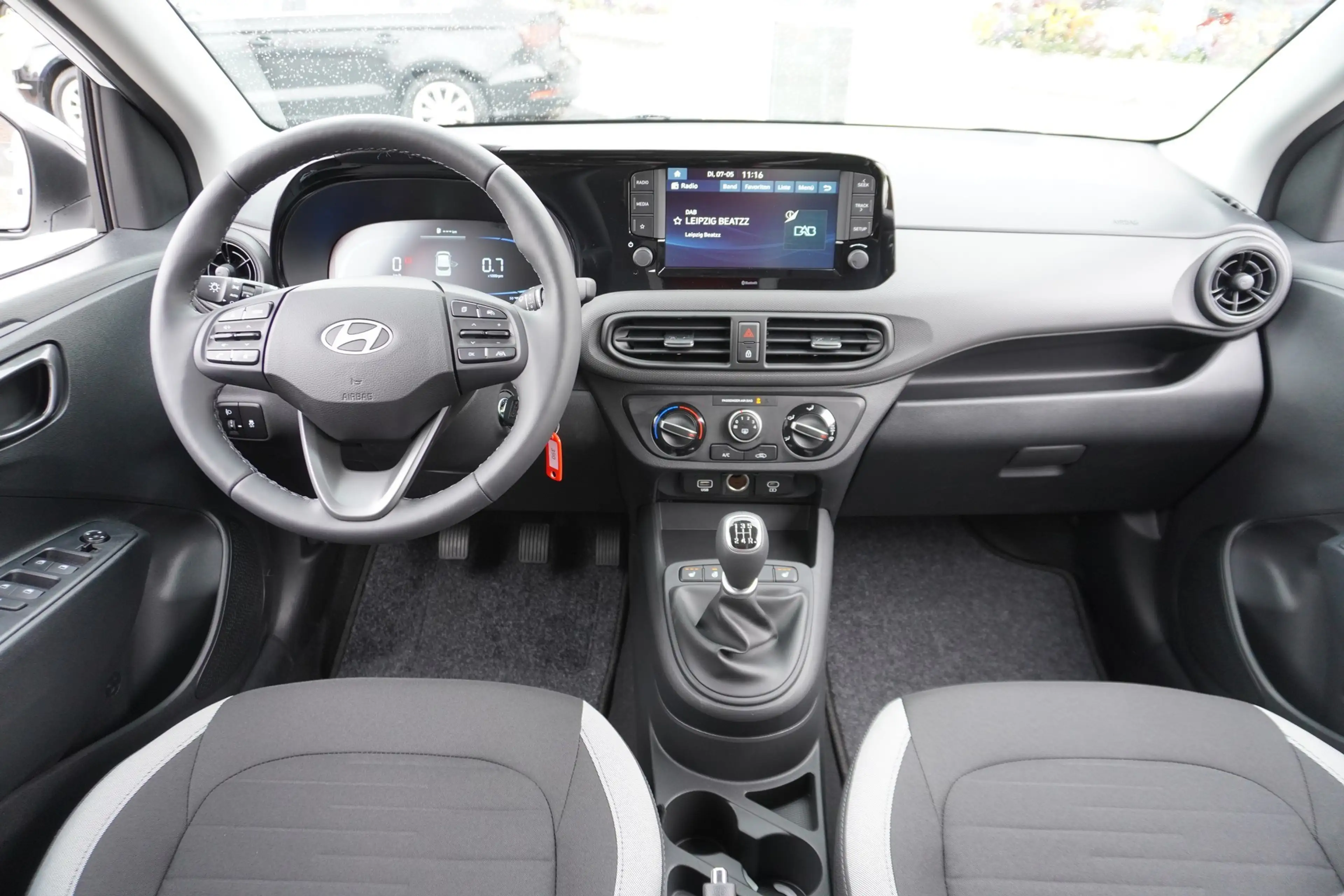 Hyundai i10 1.0 Kamera Tempomat Sitzheizung Spurhalte — photo 9
