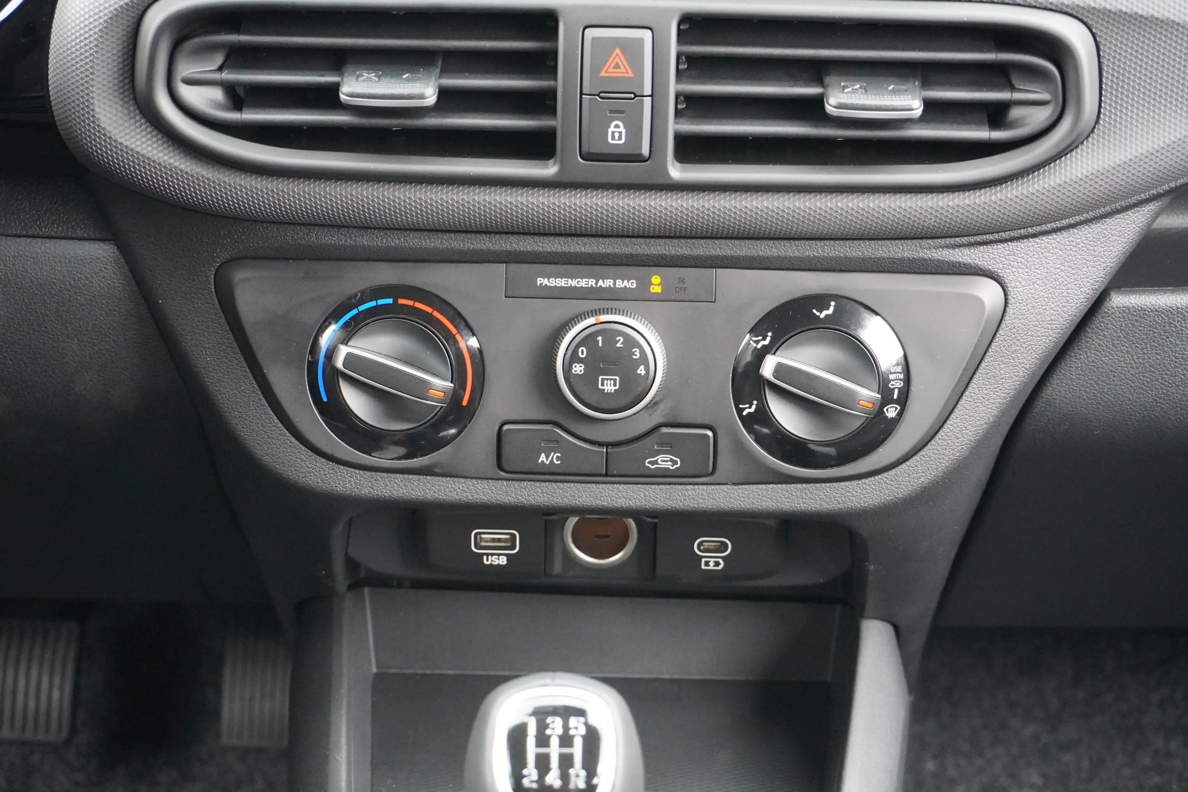Hyundai i10 1.0 Kamera Tempomat Sitzheizung Spurhalte — photo 12