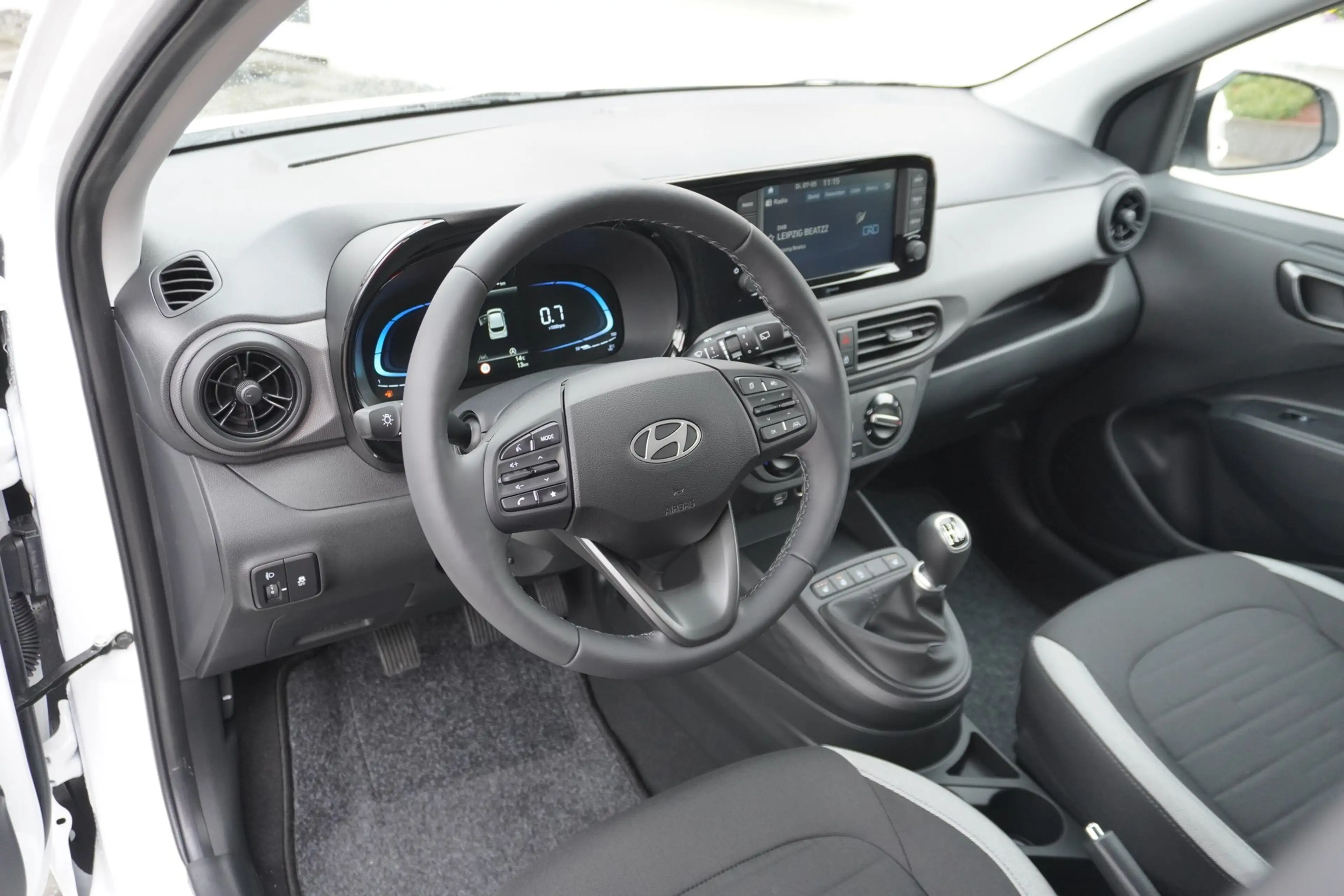 Hyundai i10 1.0 Kamera Tempomat Sitzheizung Spurhalte — photo 8