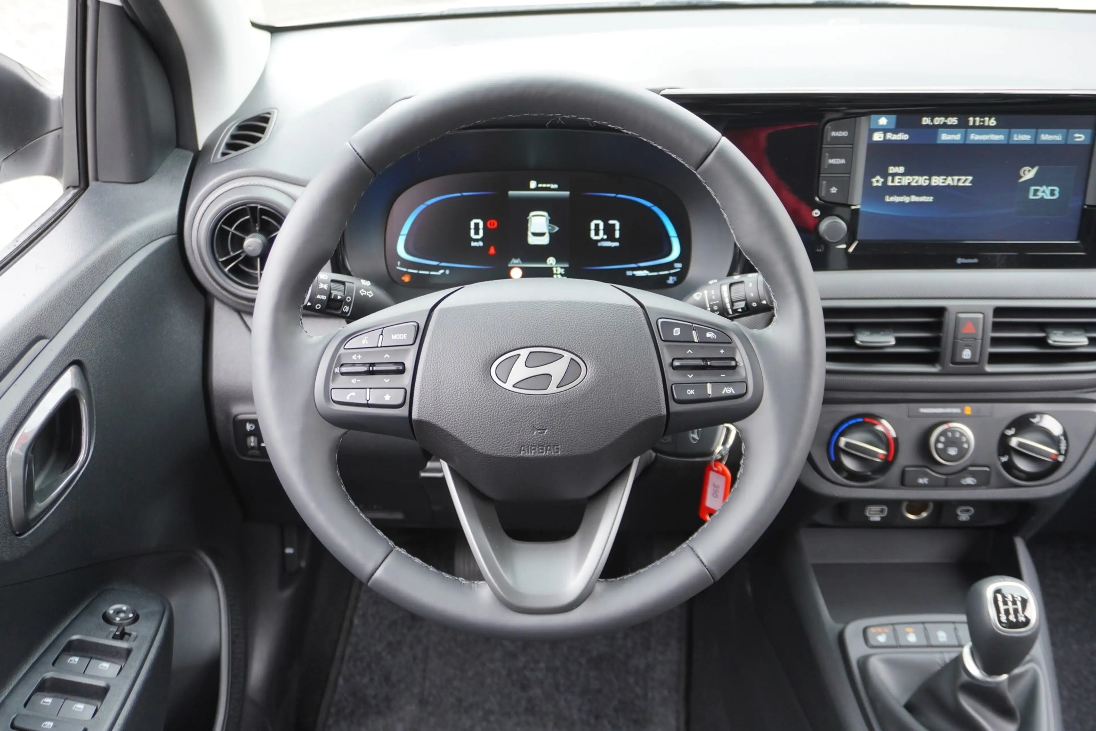 Hyundai i10 1.0 Kamera Tempomat Sitzheizung Spurhalte — photo 15