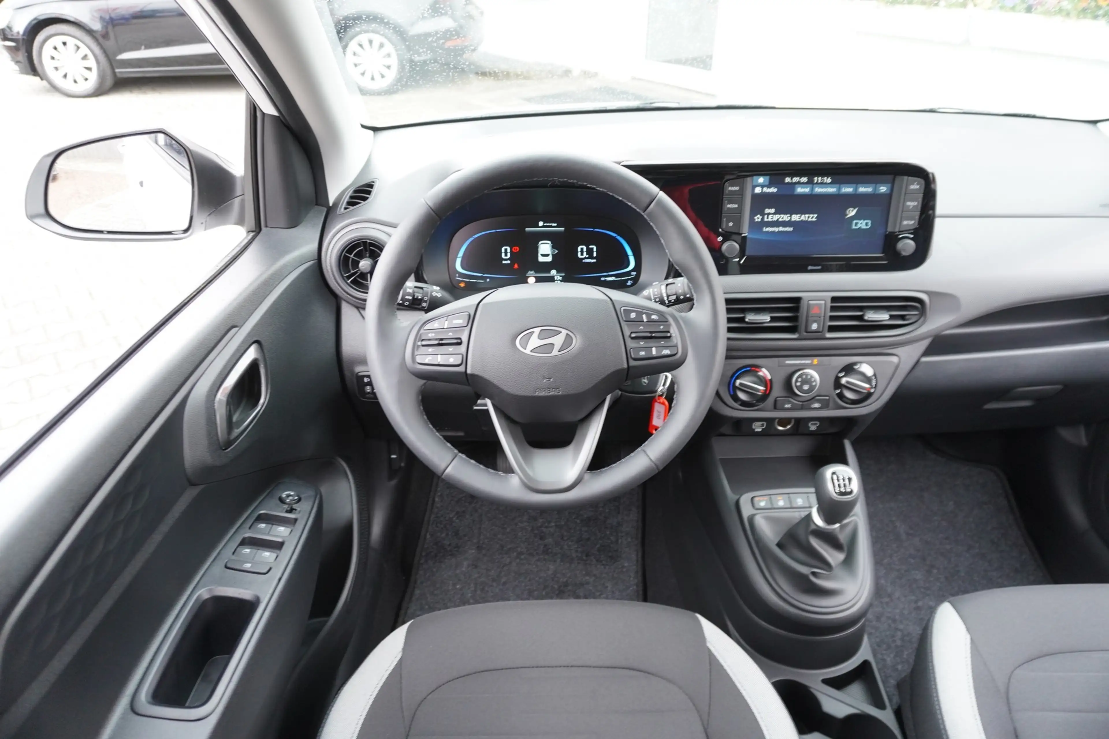 Hyundai i10 1.0 Kamera Tempomat Sitzheizung Spurhalte — photo 10