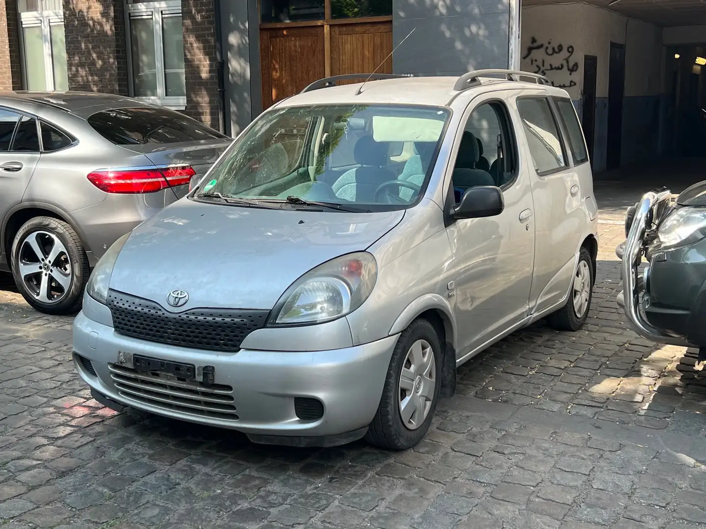 Toyota Yaris 1.3i VVT-i 16v Linea Sol Grau - 1