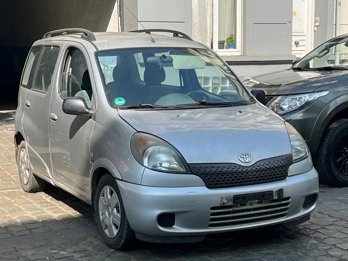 Toyota Yaris 1.3i VVT-i 16v Linea Sol Grau - 2