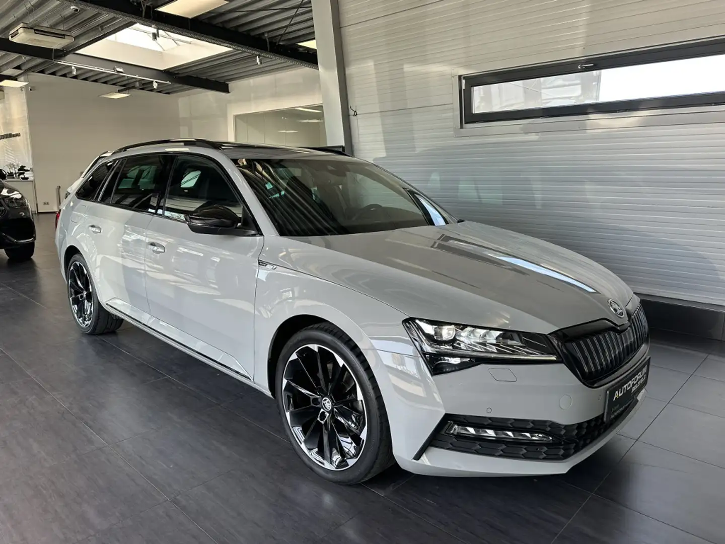 Skoda Superb Combi Sportline iV 1.4 TSI DSG|Pano|StHzg Gris - 1