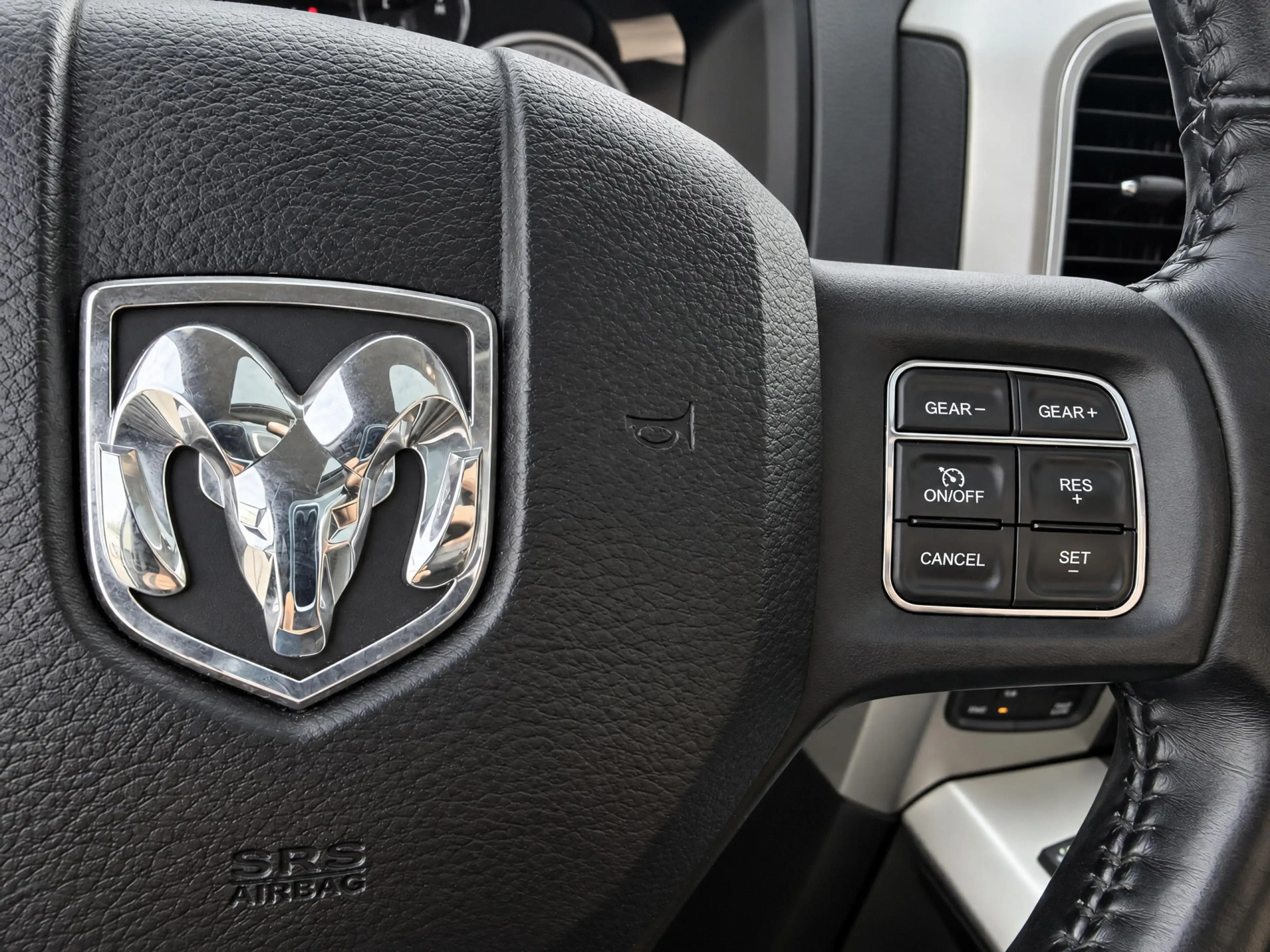 Dodge RAM 1500 5.7 V8 4x4 Quad Cab 6'4 Laramie | Tonneau cov — photo 21