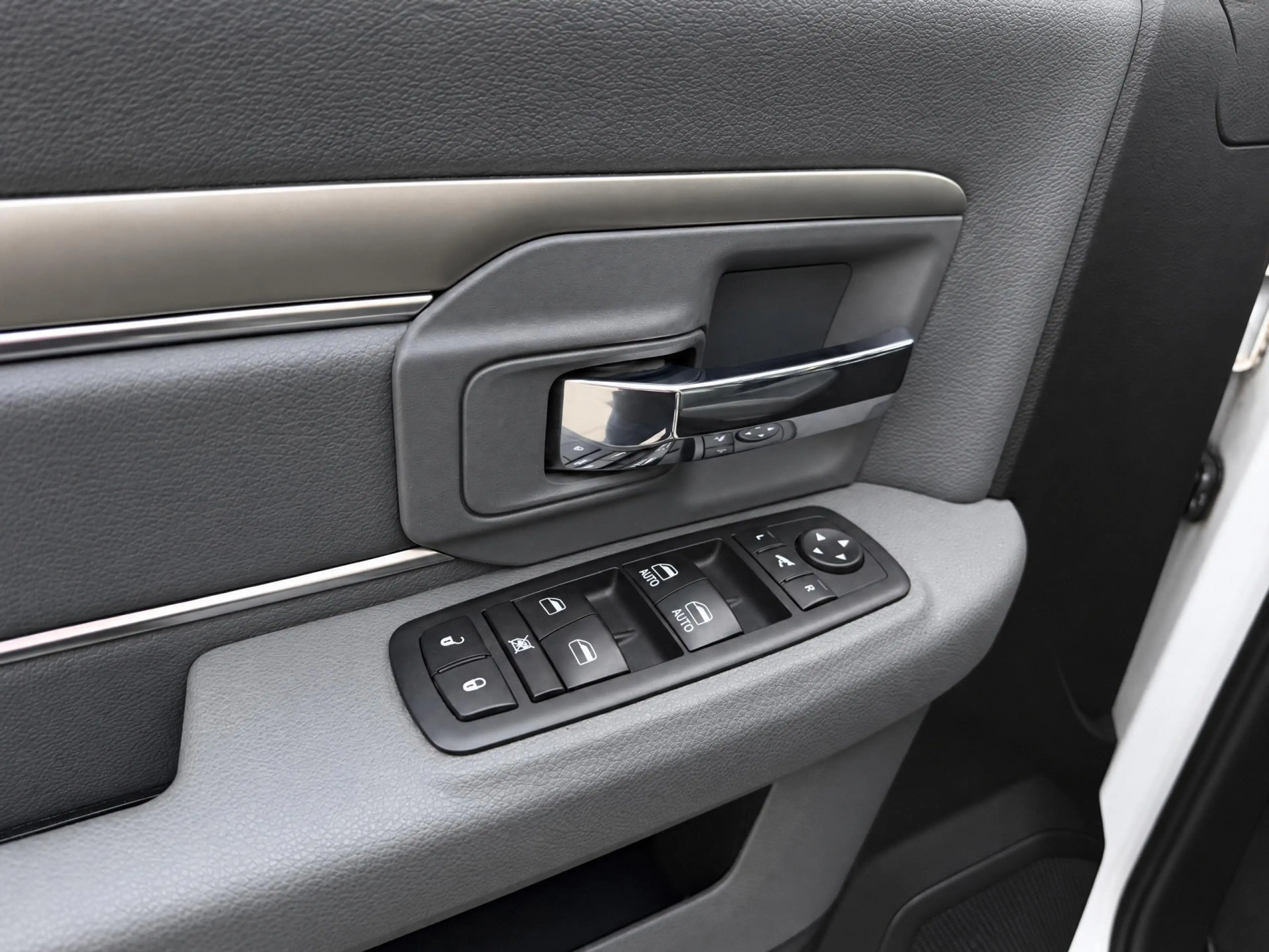Dodge RAM 1500 5.7 V8 4x4 Quad Cab 6'4 Laramie | Tonneau cov — photo 16
