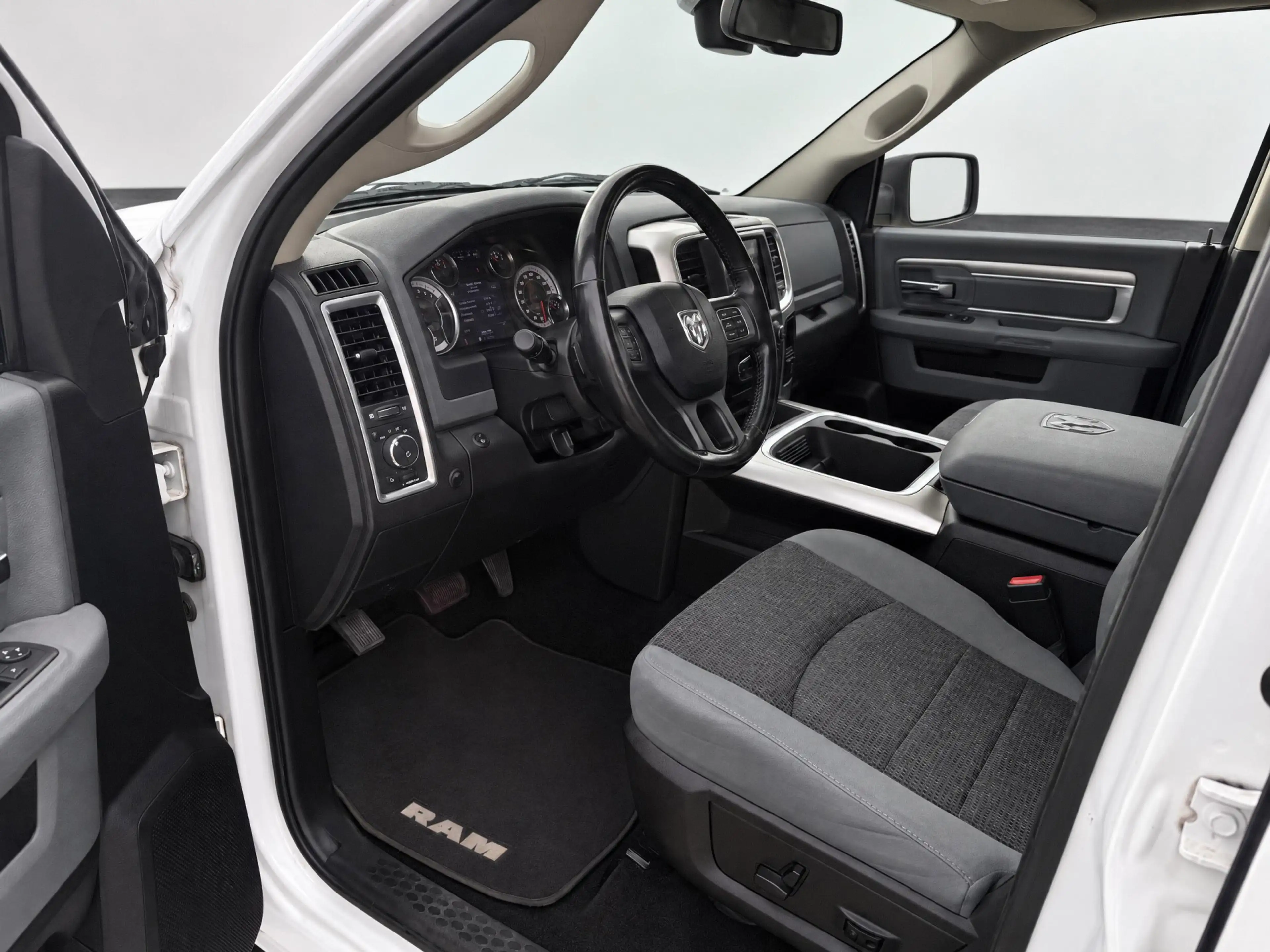 Dodge RAM 1500 5.7 V8 4x4 Quad Cab 6'4 Laramie | Tonneau cov — photo 13