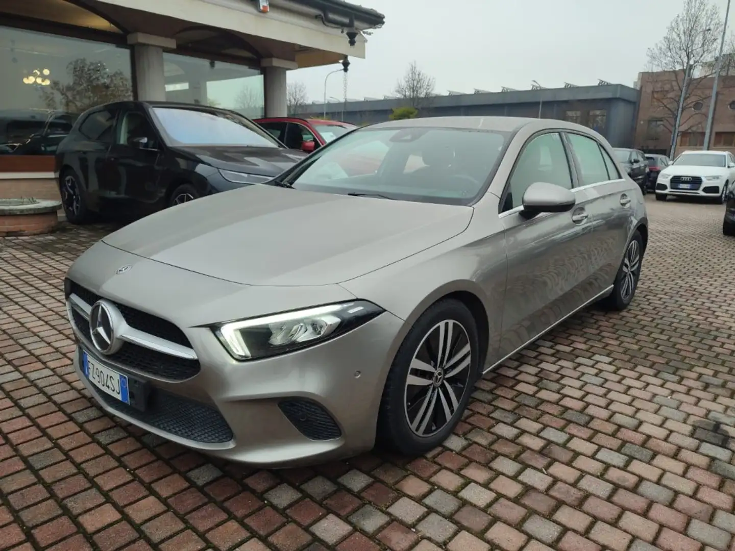 Mercedes-Benz A 180 d Automatic Premium 116cv Beige - 2