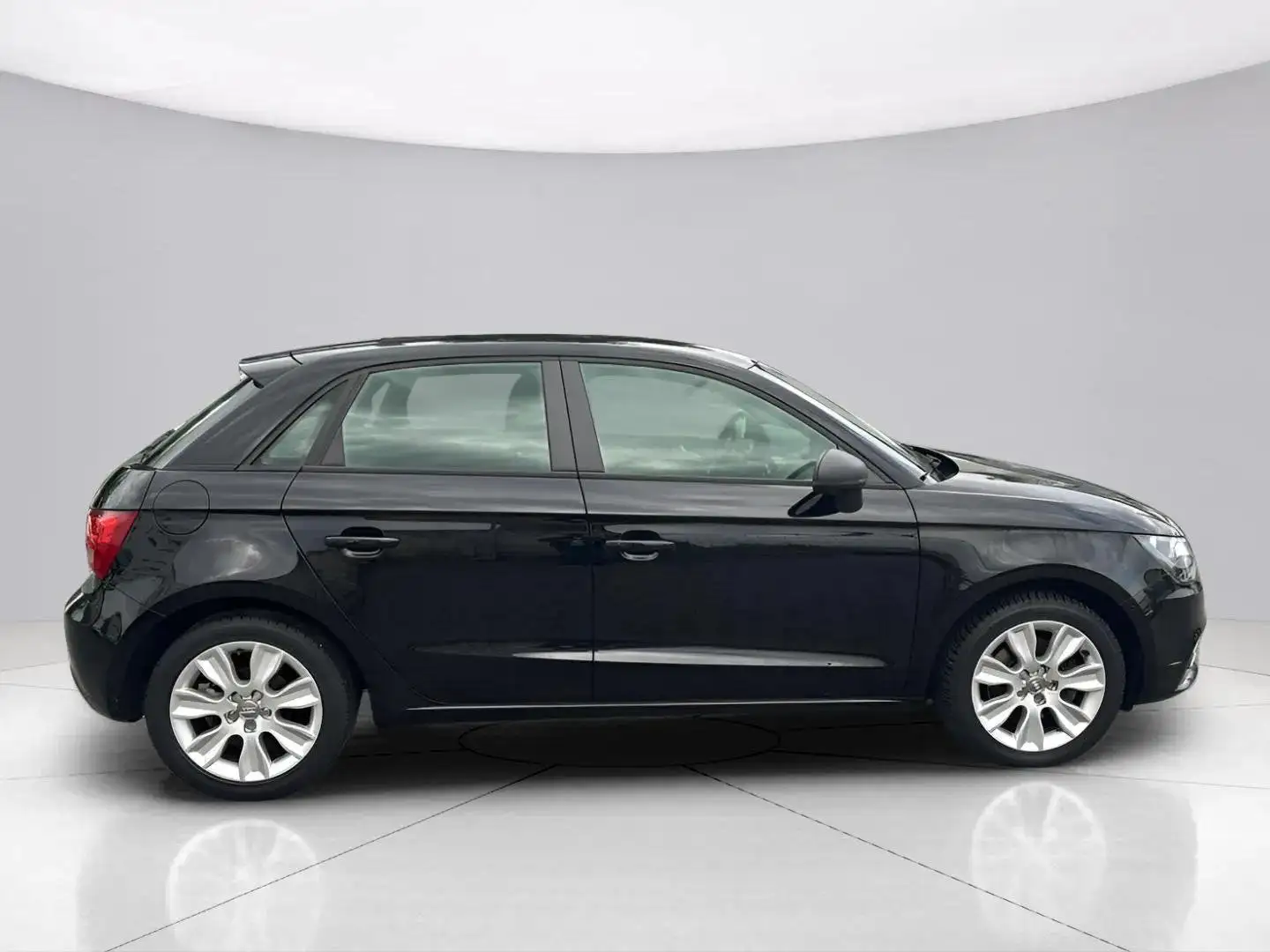 Audi A1 ambition*Automatik*HU/AU Neu*SHZ*Navi*BT*PDC*ALU Zwart - 2