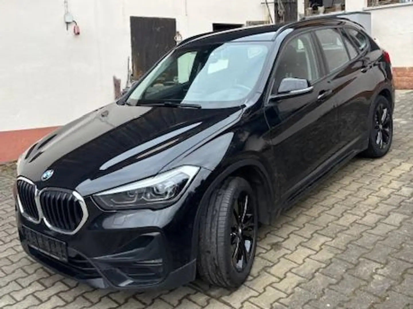 BMW X1 xDrive 20 d Sport Line,LED,HUD,AHK,8fach,RFK Schwarz - 1