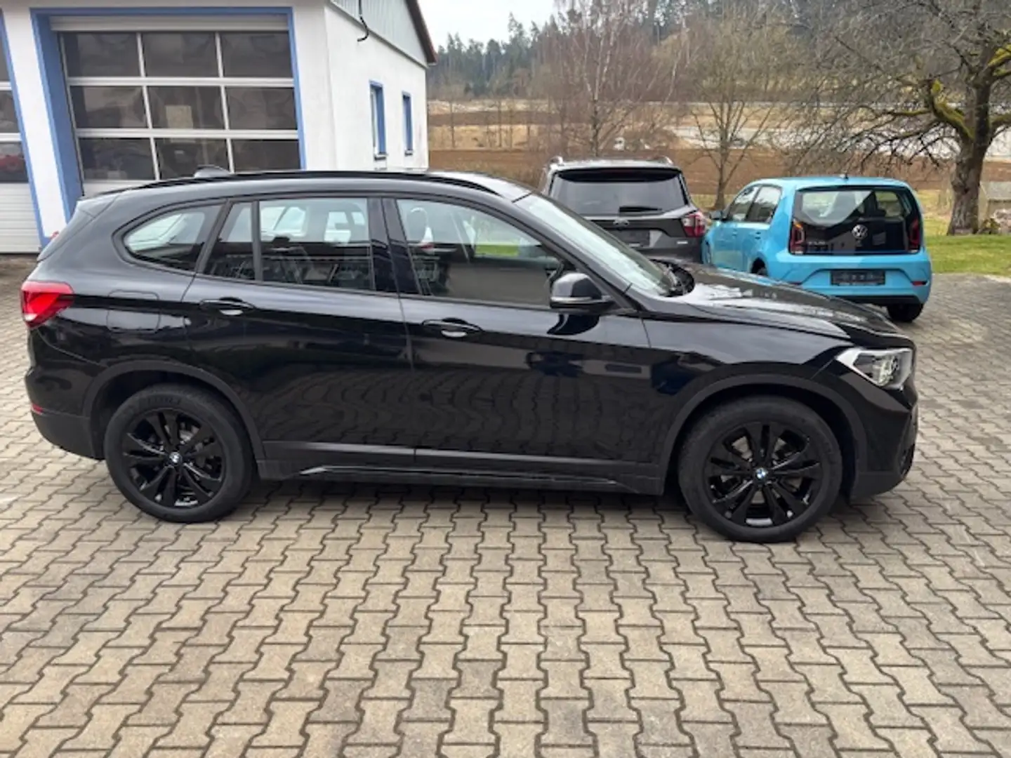 BMW X1 xDrive 20 d Sport Line,LED,HUD,AHK,8fach,RFK Schwarz - 2