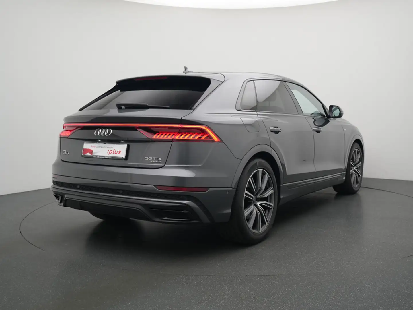 Audi Q8 S line 50 quattro NAVI MATRIX PANO PDC KLI Grau - 2