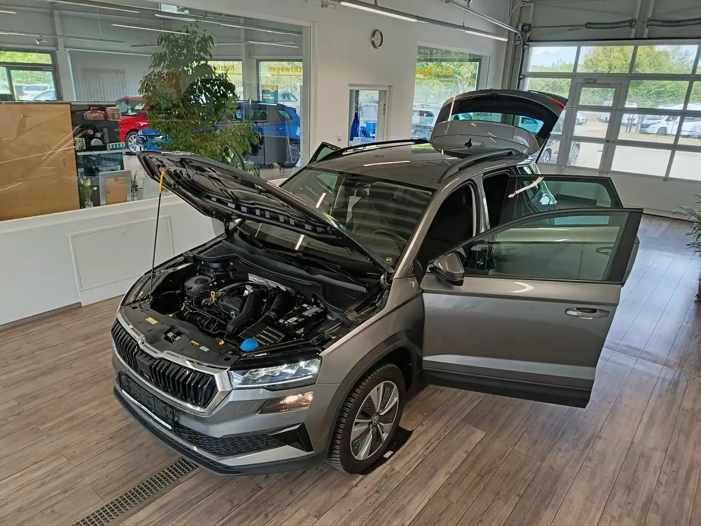 Skoda Karoq Style 1,5TSI DSG*AHK-VORBER*NAVI*LED*R-KAM Gris - 2