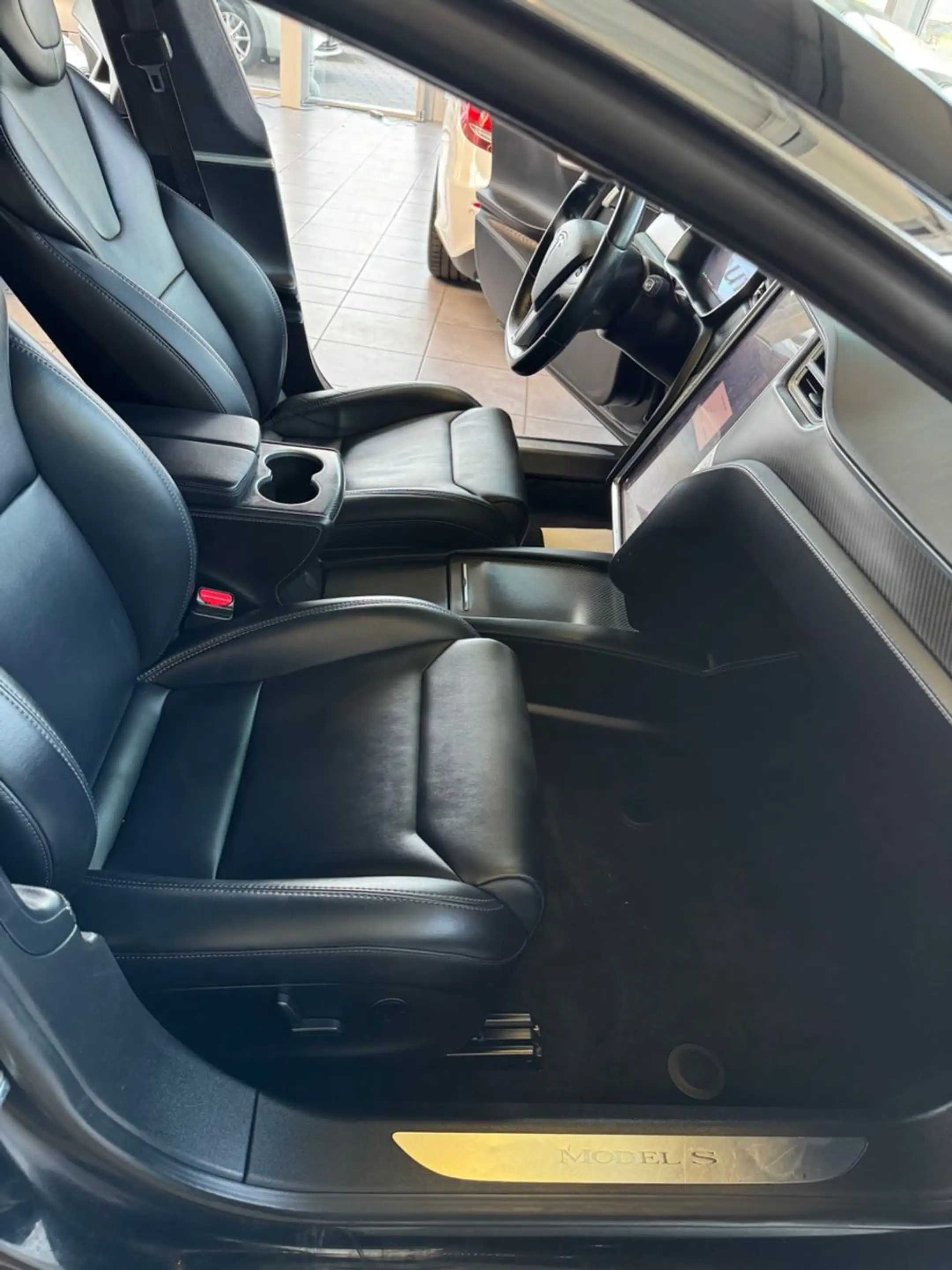 Tesla Model S /Panodach/20Zoll-Neubereift — photo 10