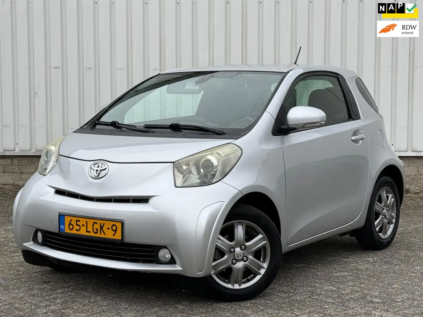Toyota iQ 1.0 VVTi Aspiration Automaat,Airco,ElektrischeRame Grau - 1