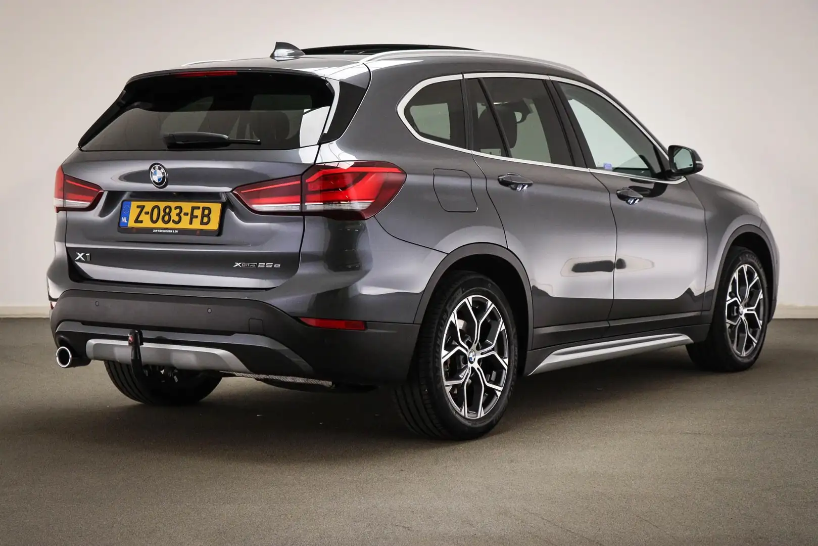 BMW X1 xDrive25e High Executive Edition | SAFETY / XLINE- Grijs - 2