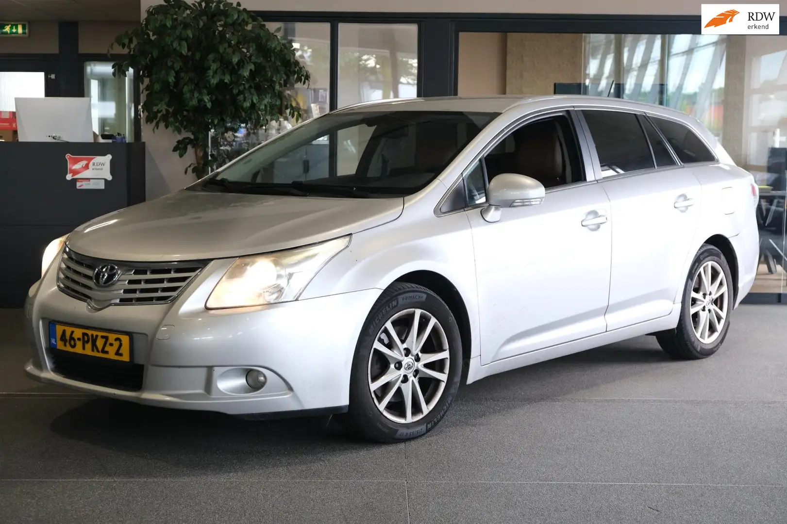 Toyota Avensis Wagon 2.2 D-4D Leder Navi Cam Trek Cruise Grijs - 1