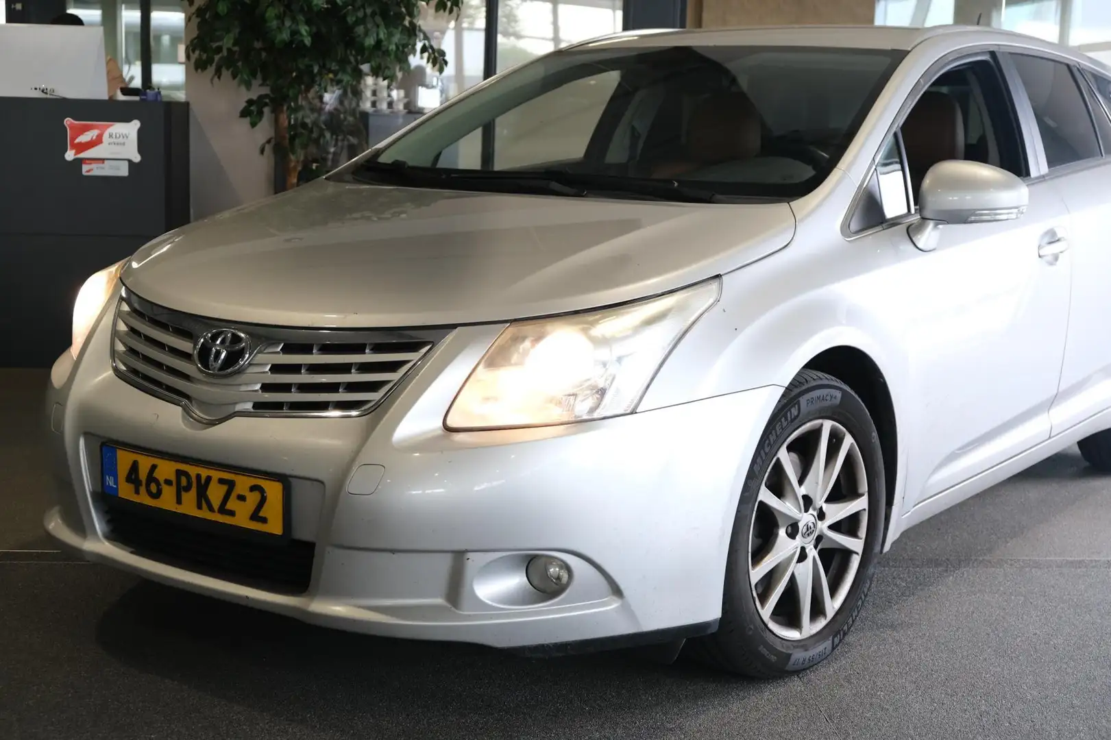 Toyota Avensis Wagon 2.2 D-4D Leder Navi Cam Trek Cruise Grijs - 2