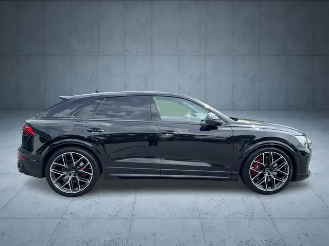 Audi RS Q8 view 6