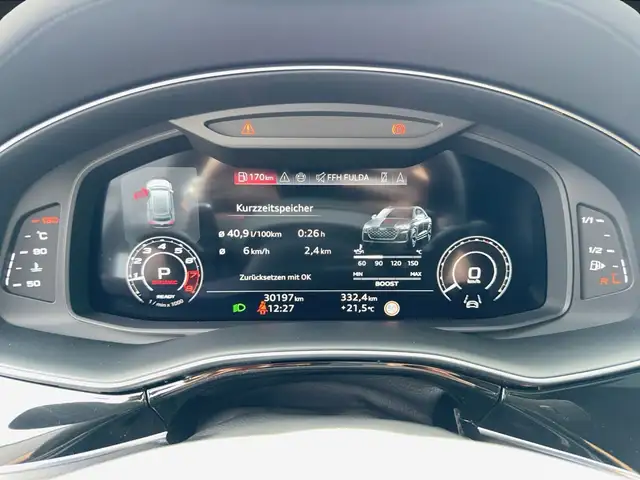 Audi RS Q8 view 10
