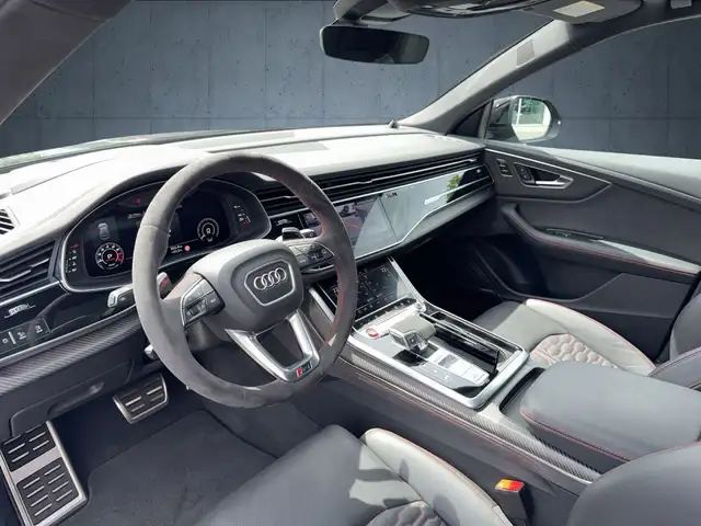 Audi RS Q8 view 9