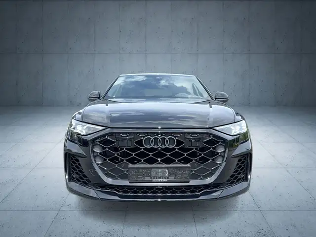 Audi RS Q8 view 8