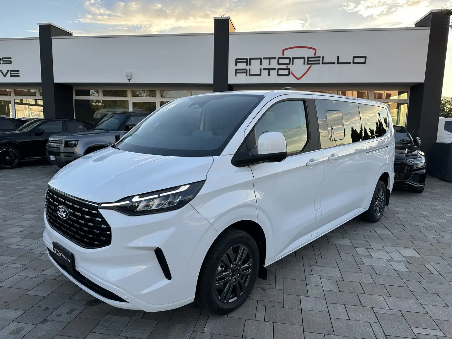 Ford Tourneo Custom 320 2.0 EBlue 170CV AUT. PL TITANIUM '25 9 POSTI Blanc - 1
