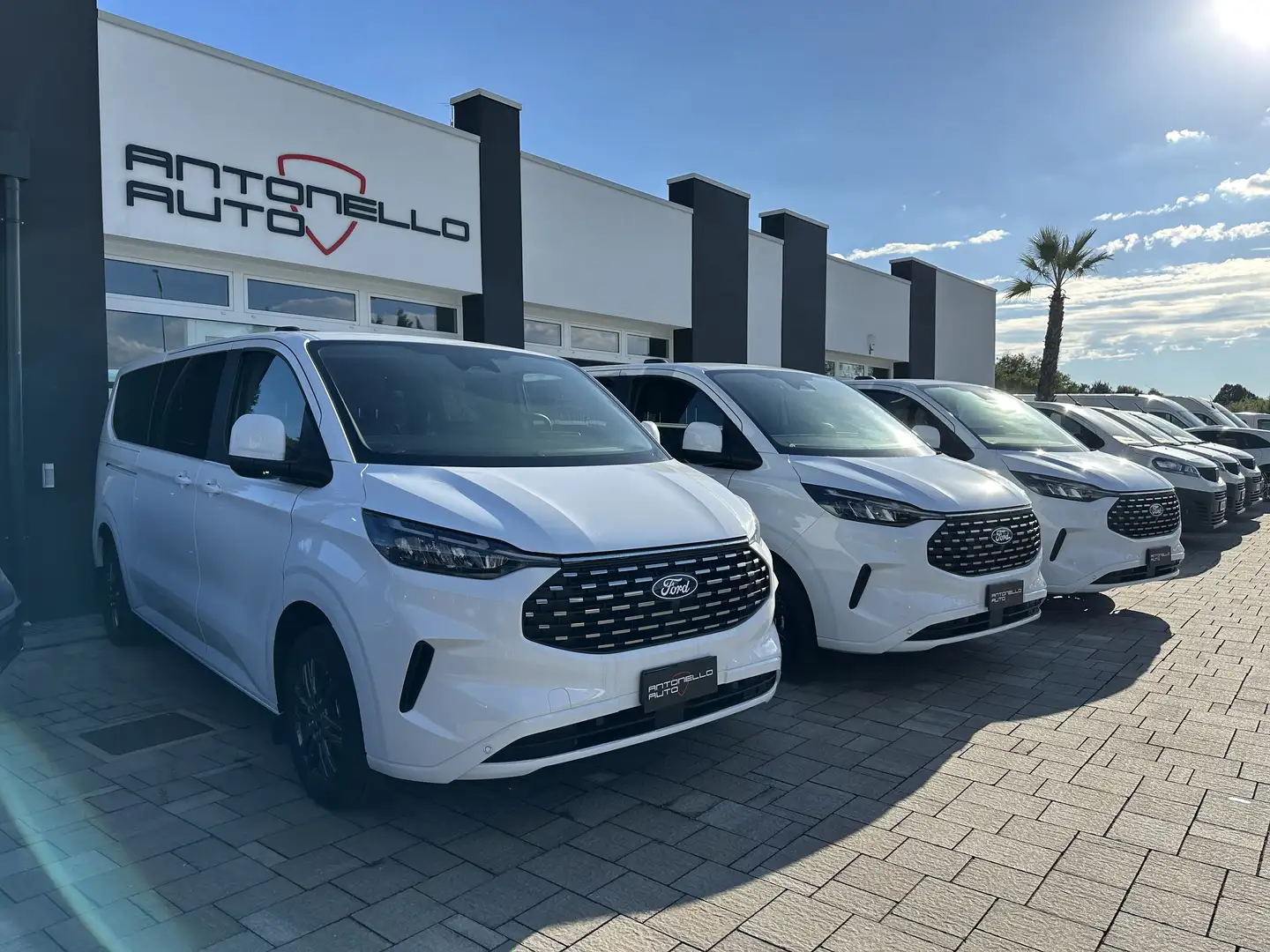 Ford Tourneo Custom 320 2.0 EBlue 170CV AUT. PL TITANIUM '25 9 POSTI Blanc - 2