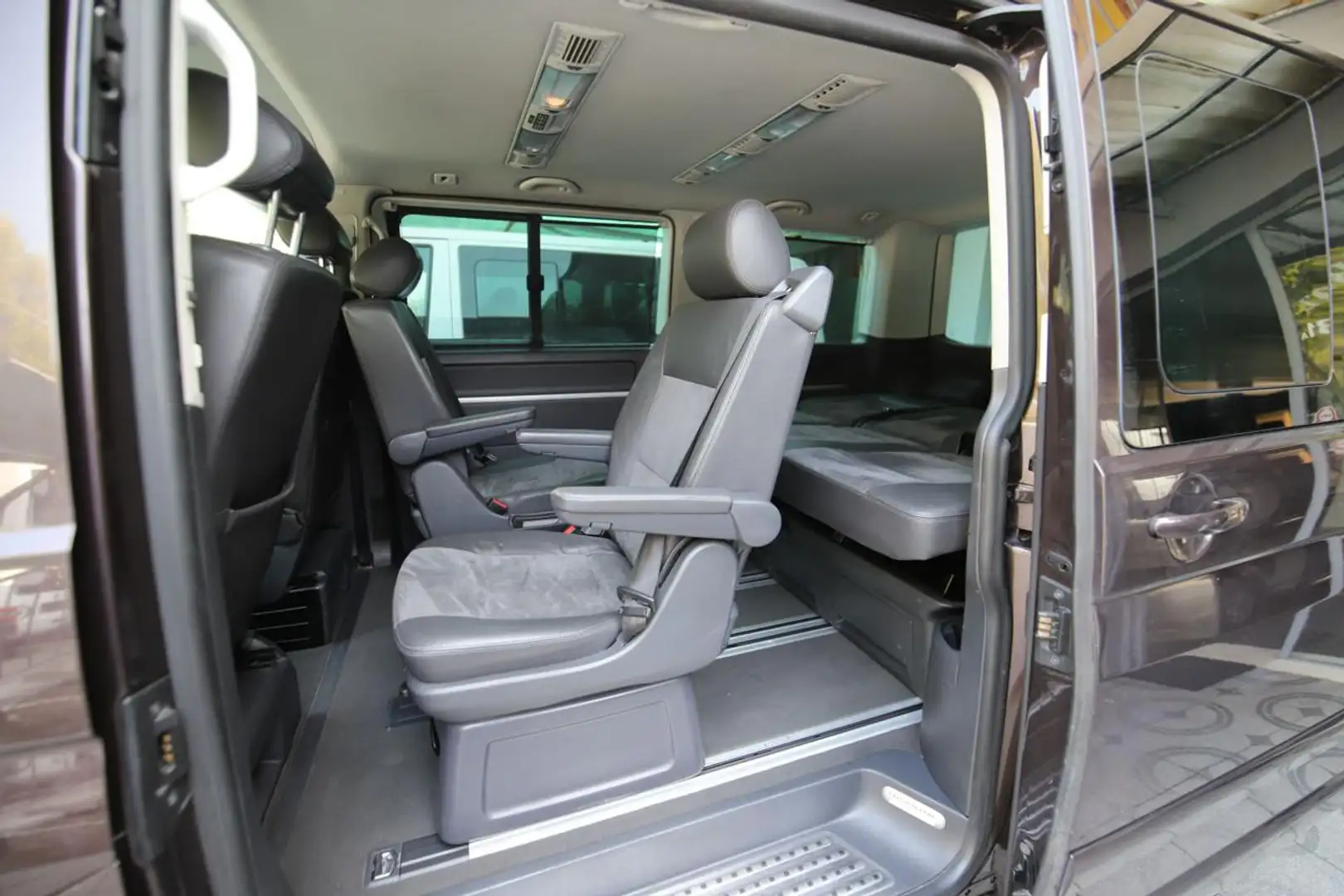 Volkswagen T5 Multivan VW T5 2.5 Tdi 174cv 4motion Highline Brun - 2