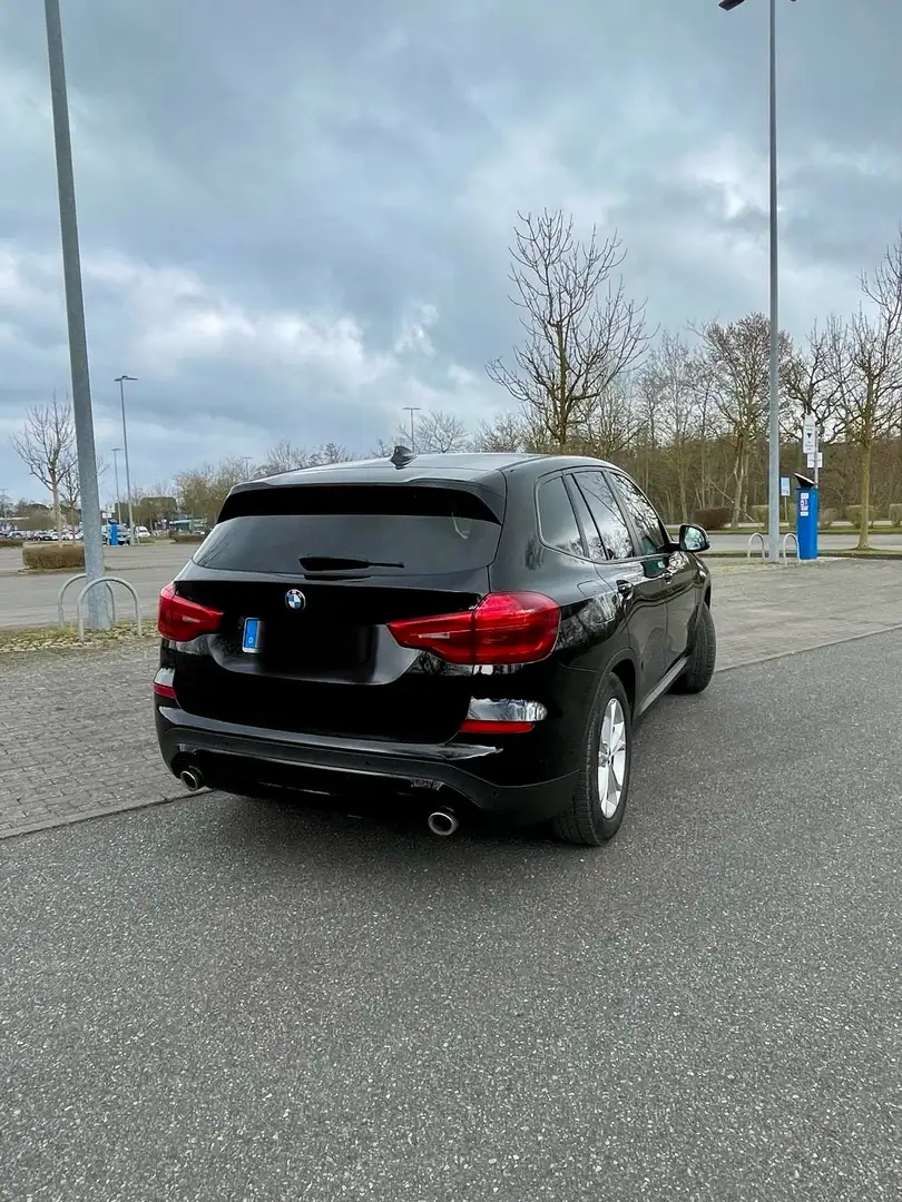 BMW X3 xDrive 20 i Schwarz - 2