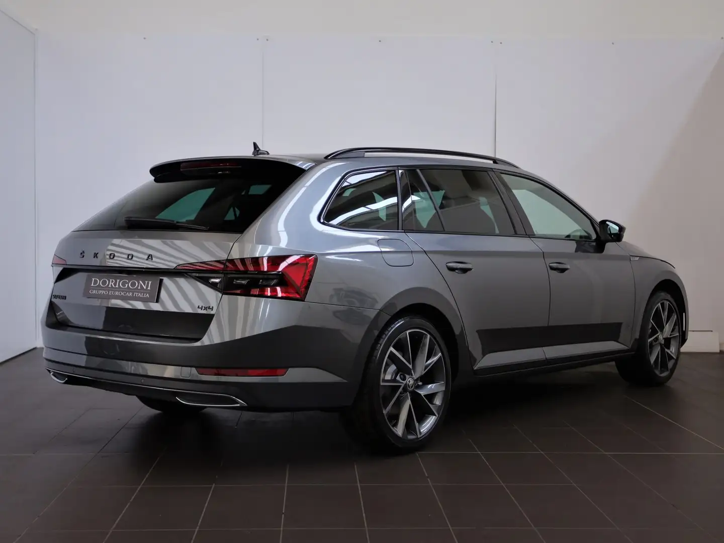 Skoda Superb wagon 2.0 tdi evo sportline 4x4 200cv dsg Grijs - 2