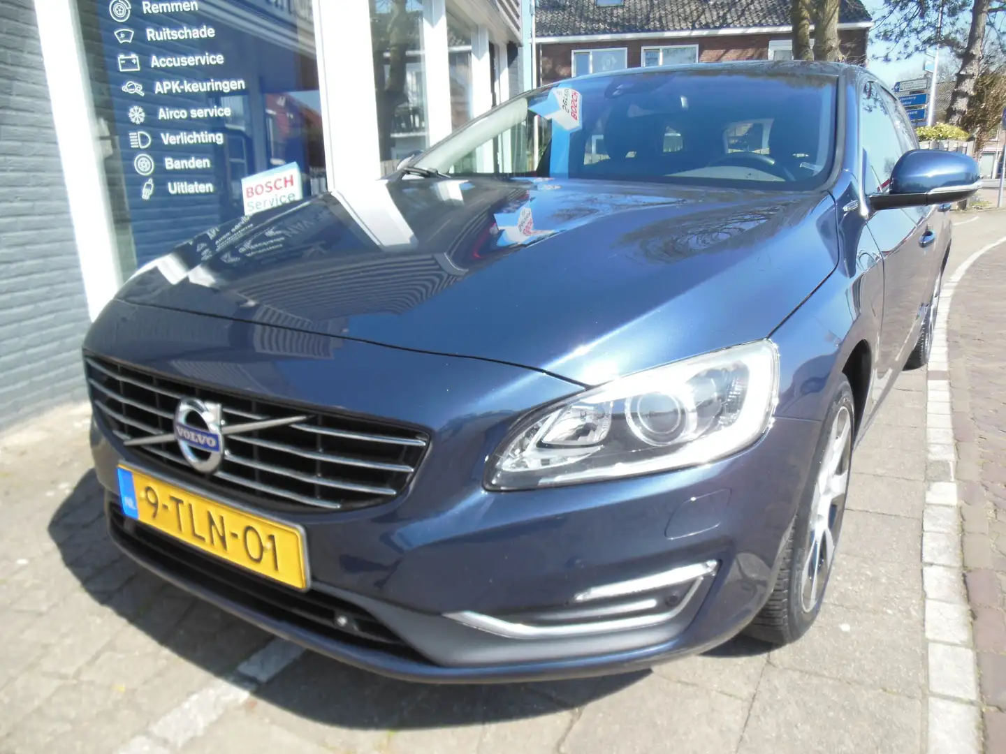 Volvo V60 2.4 D6 AWD Plug-In Hybrid Summum 12 maanden Bovag Blau - 1