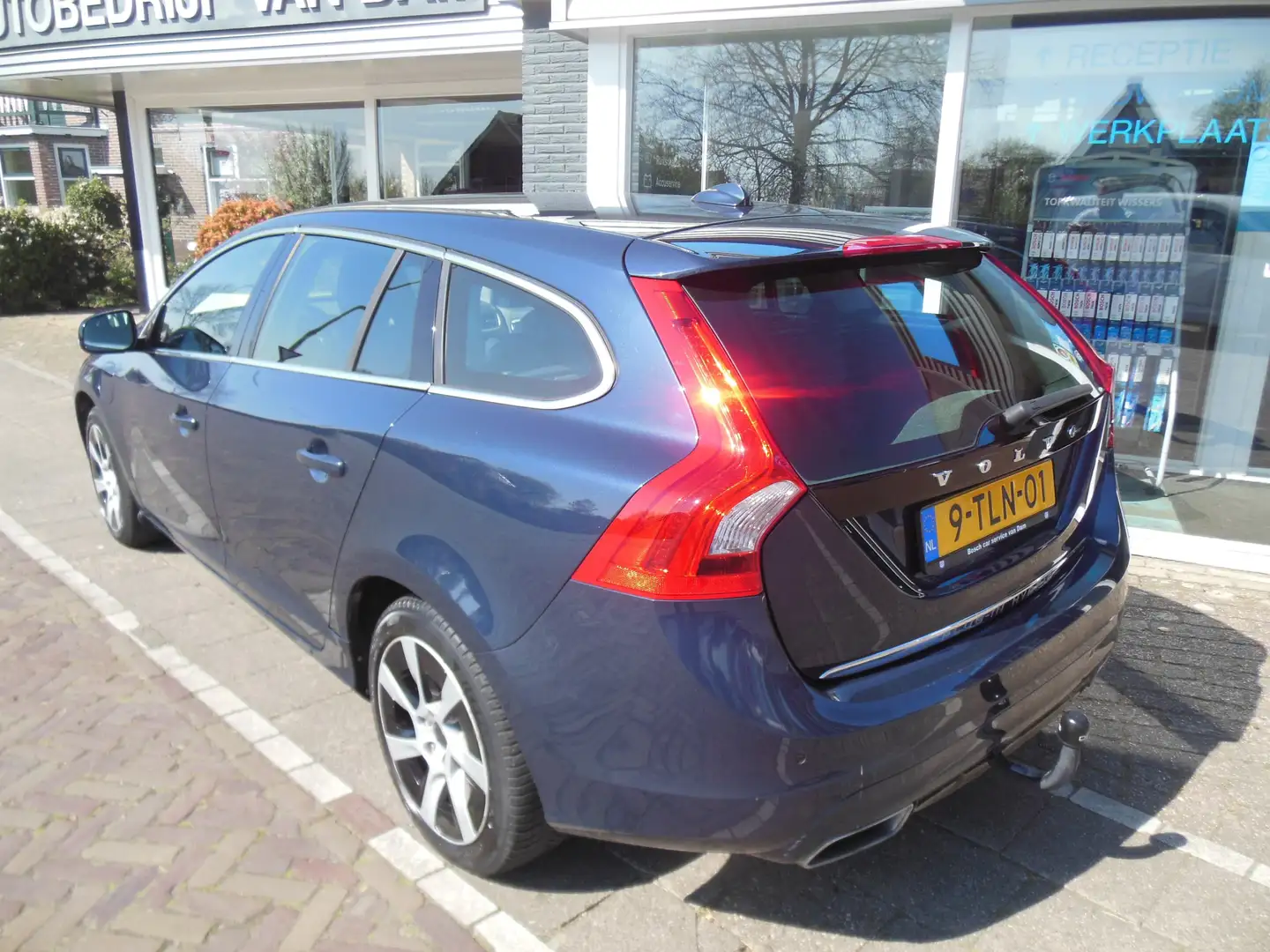 Volvo V60 2.4 D6 AWD Plug-In Hybrid Summum 12 maanden Bovag Blau - 2