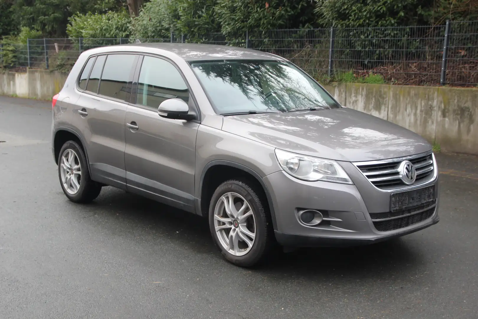 Volkswagen Tiguan 1.4, neue Reifen, Tüv Neu Grau - 1