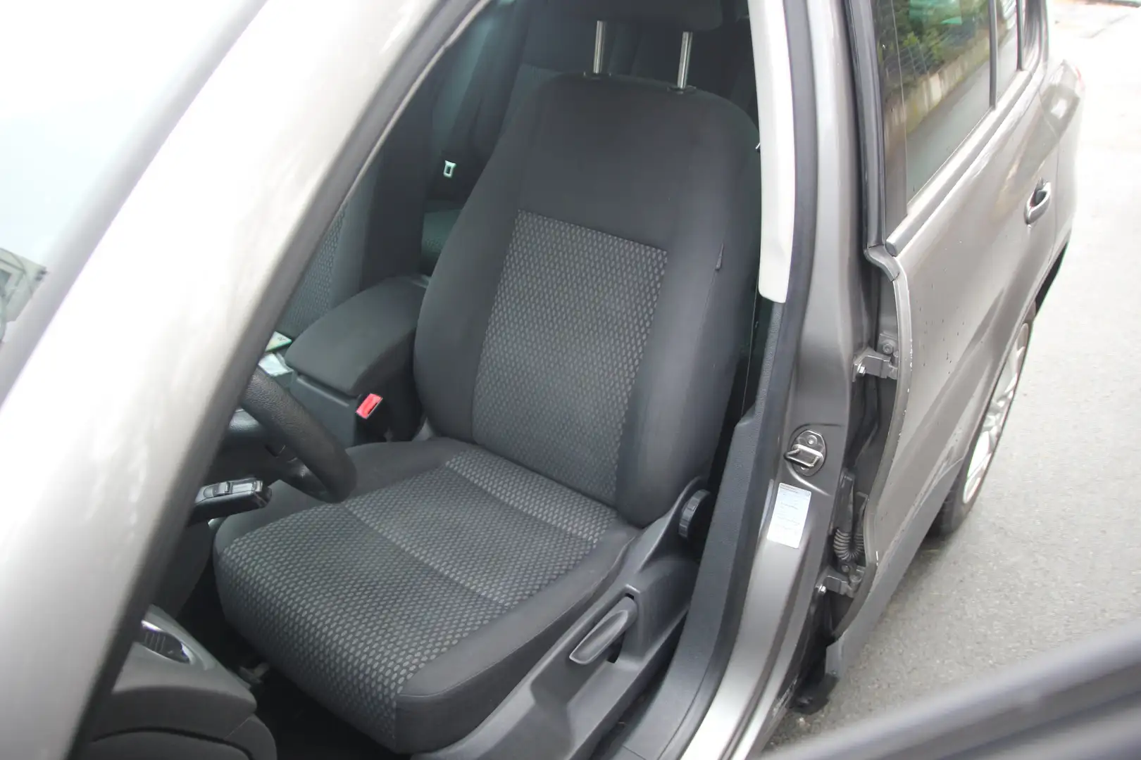 Volkswagen Tiguan 1.4, neue Reifen, Tüv Neu Grau - 2