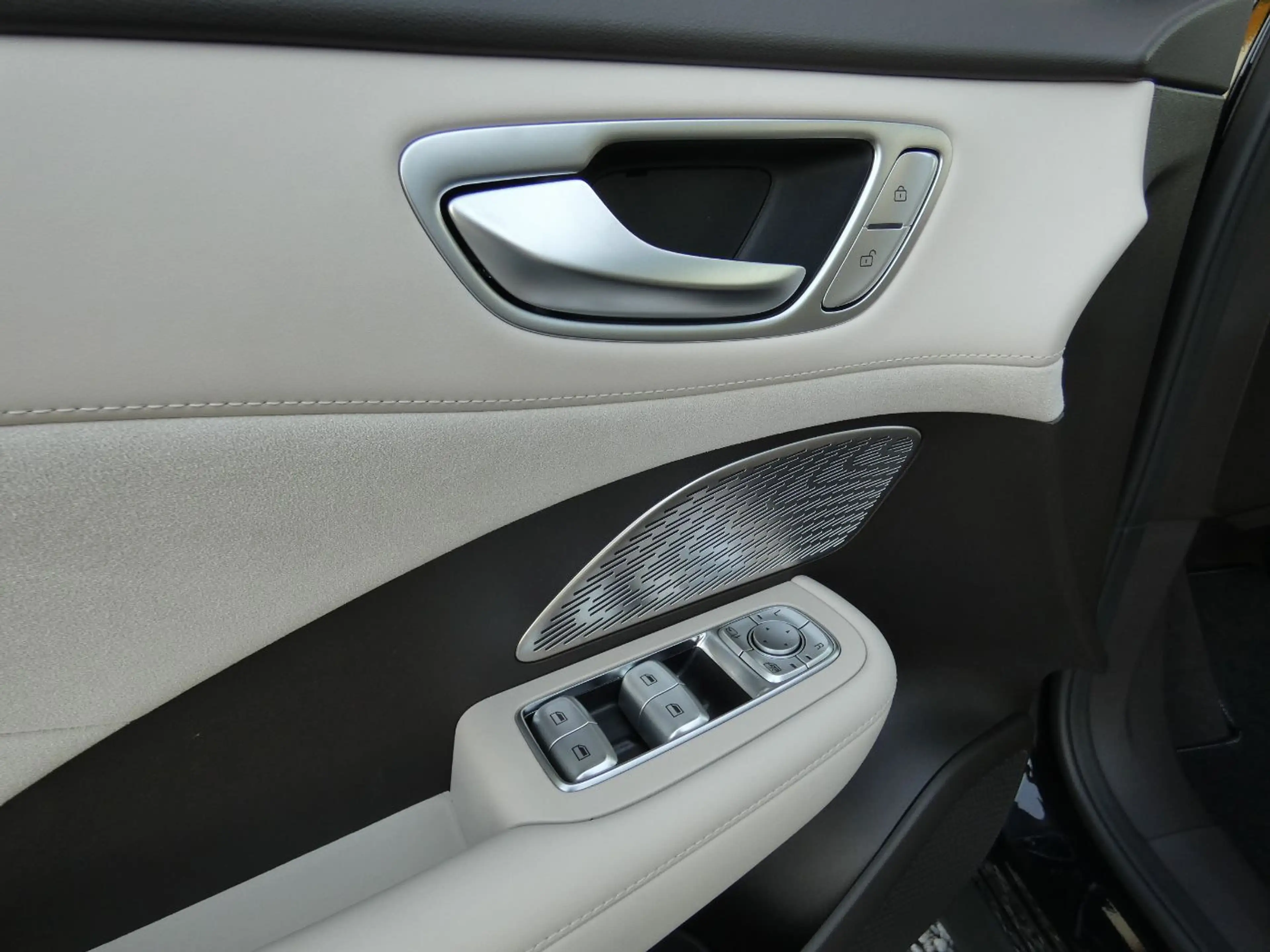 MG MGS6 EV Luxury 4WD +360°+HUD+LED+20Zoll+LRH — photo 14