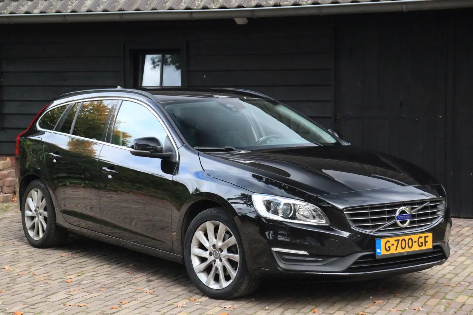 Volvo V60 2.0 T3 Momentum Xenon/Navigatie/Parkeersensor/Stoe Nero - 1