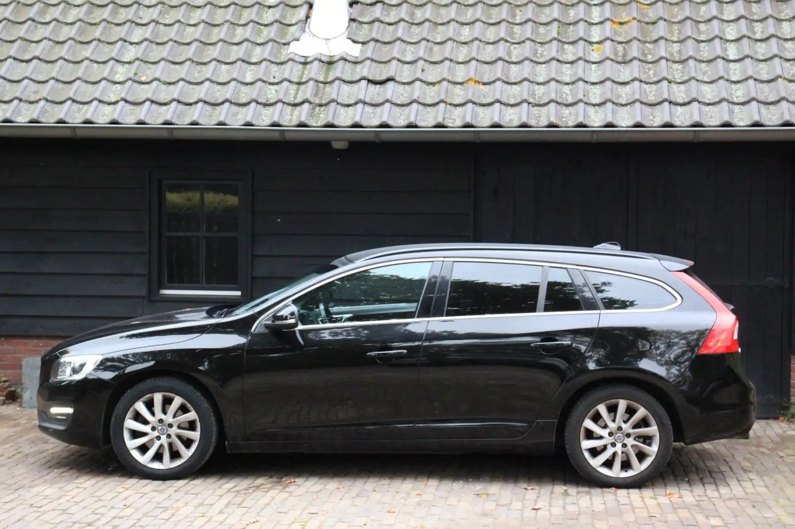 Volvo V60 2.0 T3 Momentum Xenon/Navigatie/Parkeersensor/Stoe Nero - 2