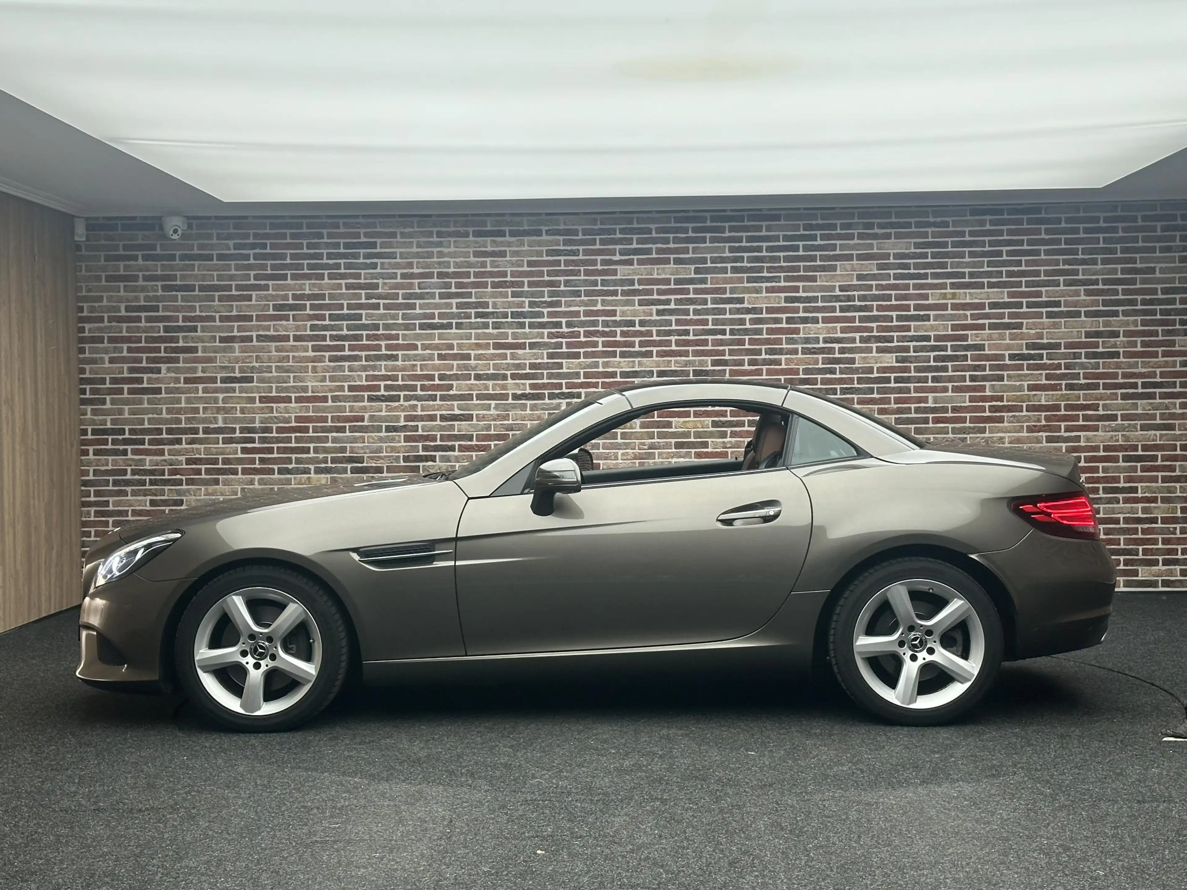 Mercedes-Benz SLC 200 RedArt Edition — photo 6