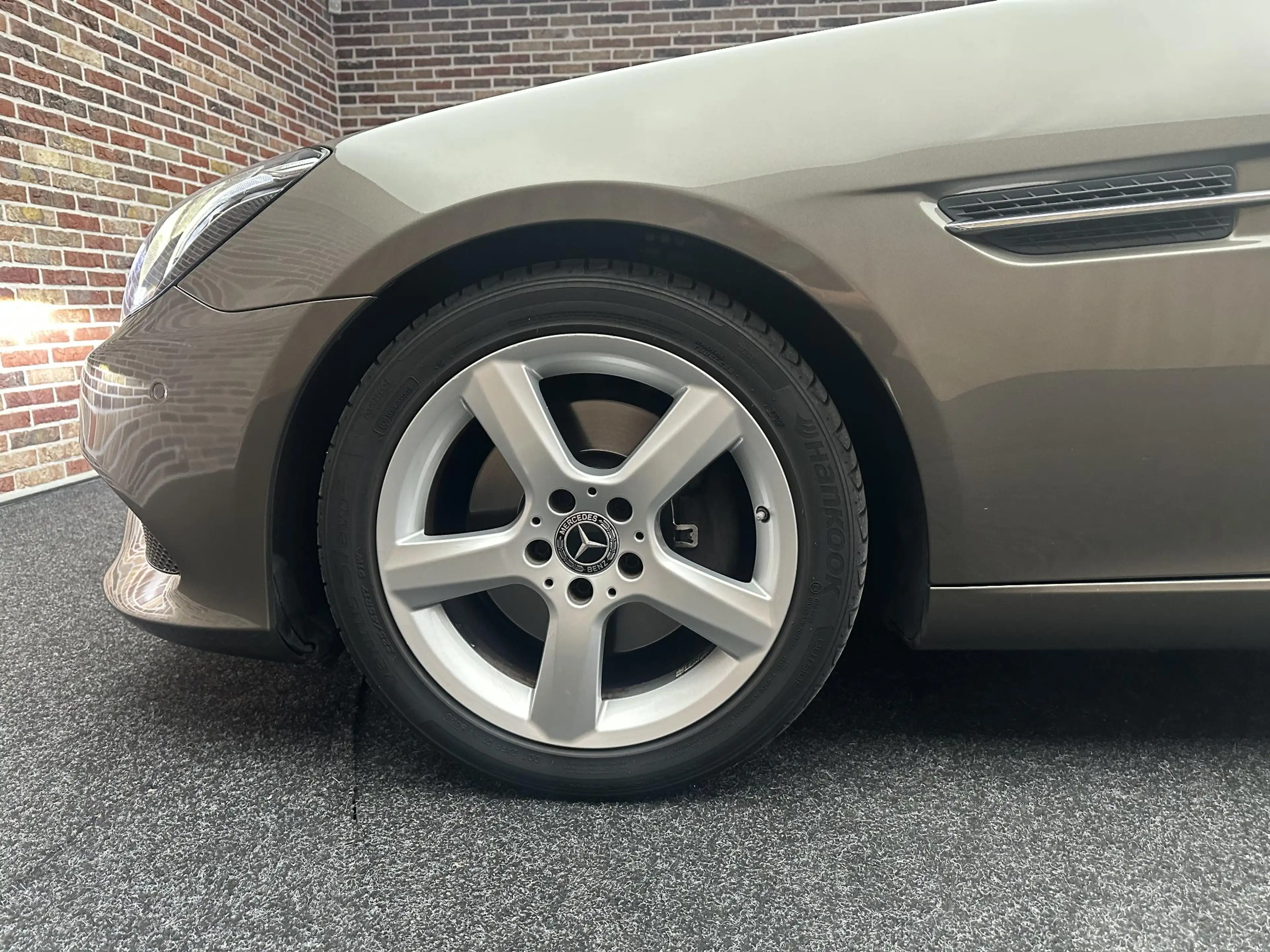 Mercedes-Benz SLC 200 RedArt Edition — photo 8